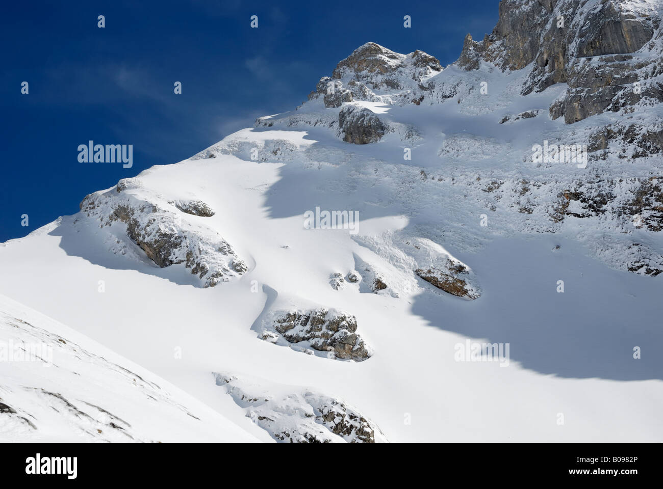 Coperte di neve al lato della montagna in alta zona alpina del Rofan mountain range, Tirolo, Austria, Europa Foto Stock