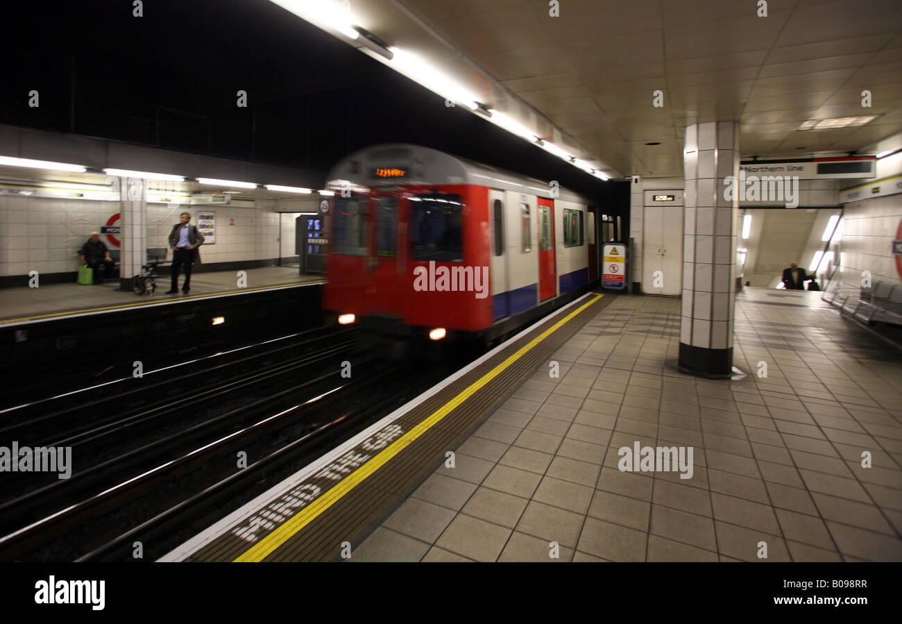 La metropolitana di Londra in treno stazione di avvicinamento Foto Stock