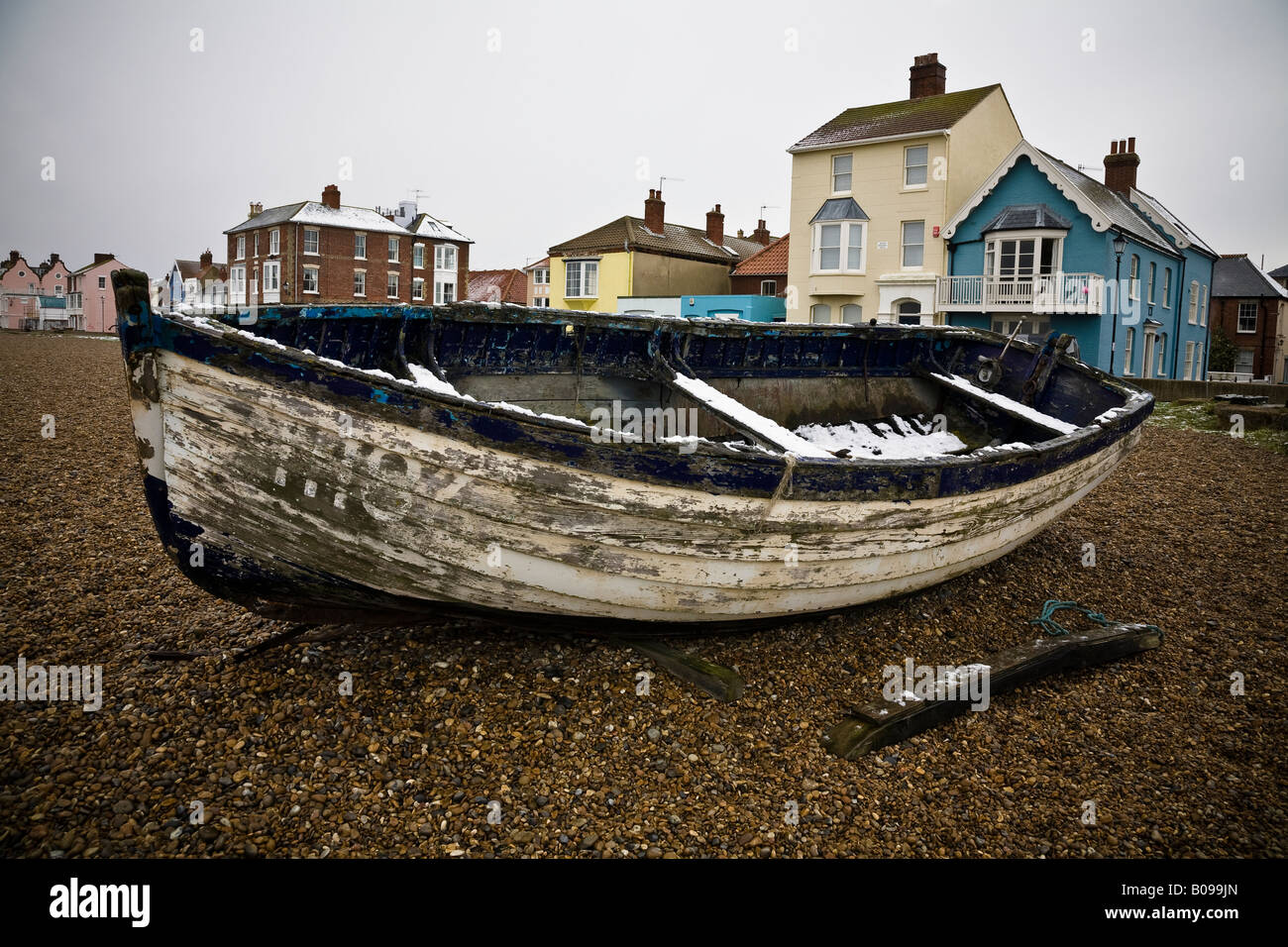 Spiaggiata barca da pesca in inverno, Aldeburgh, Suffolk, Inghilterra, Regno Unito Foto Stock