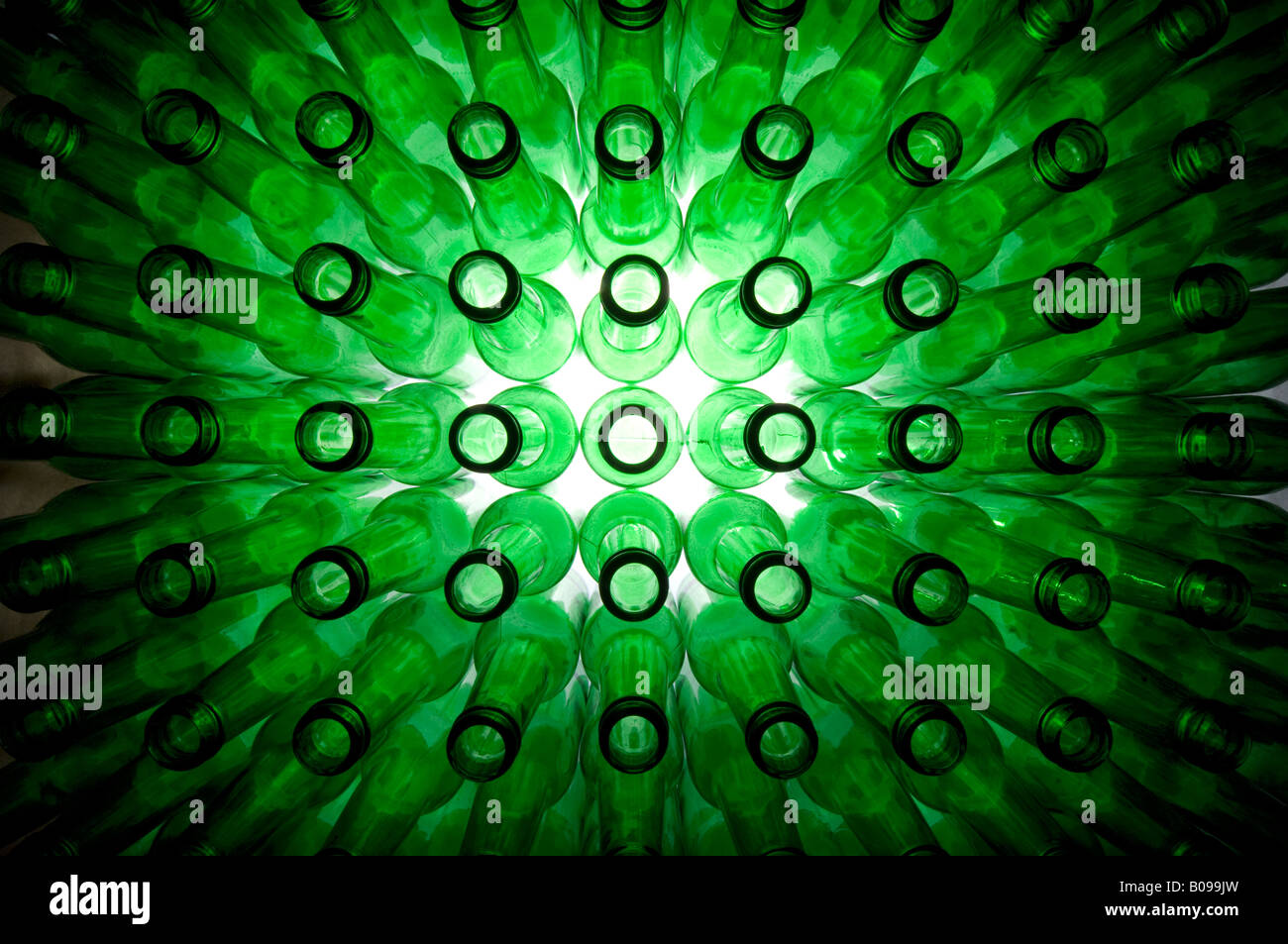 Verde di vuoti di bottiglie di birra pronta per essere riempita con birra o riciclata Foto Stock