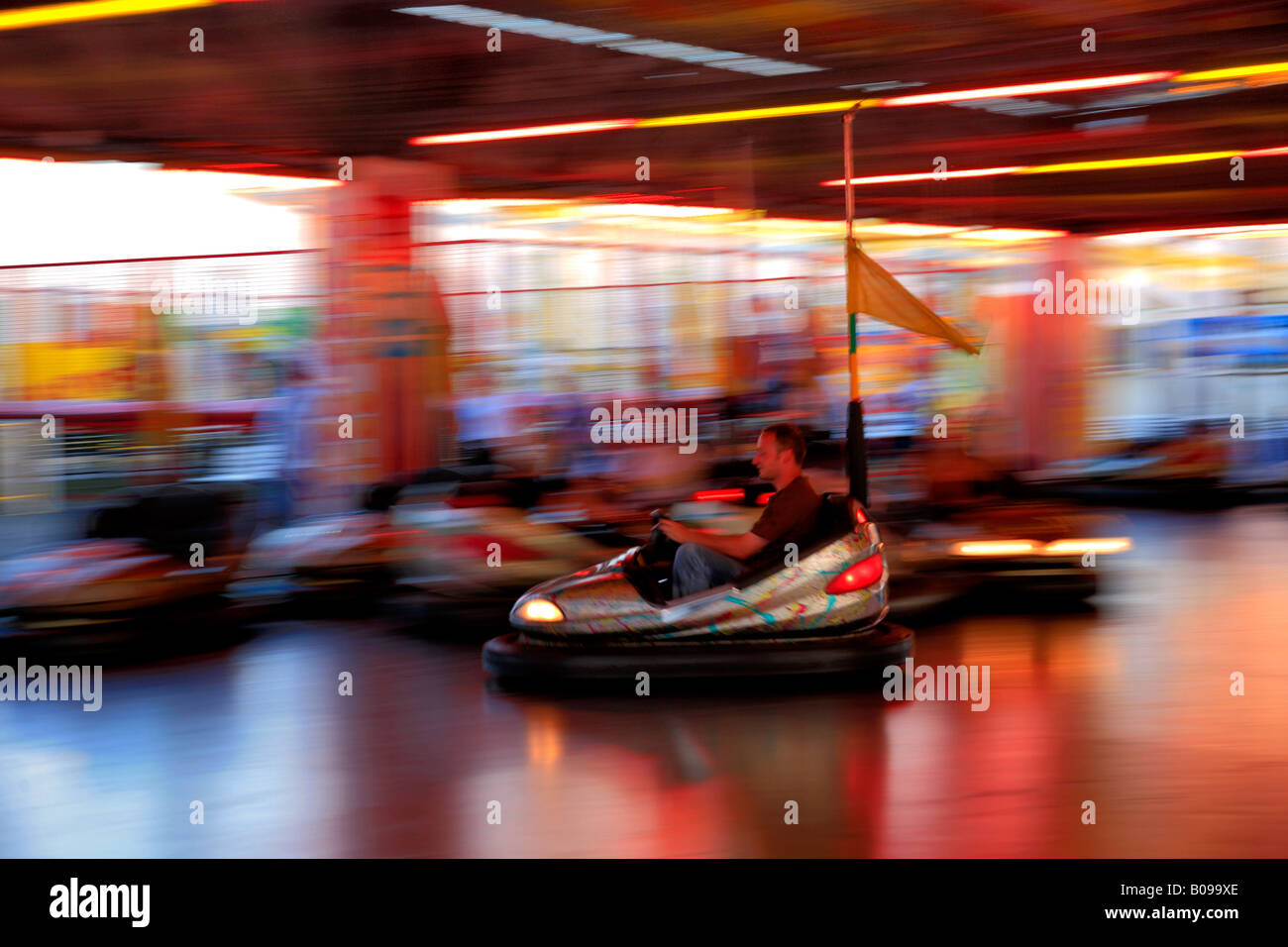 Dodgems sfumata per velocità sul lungomare di Brighton Sussex England Regno Unito Regno Unito Foto Stock