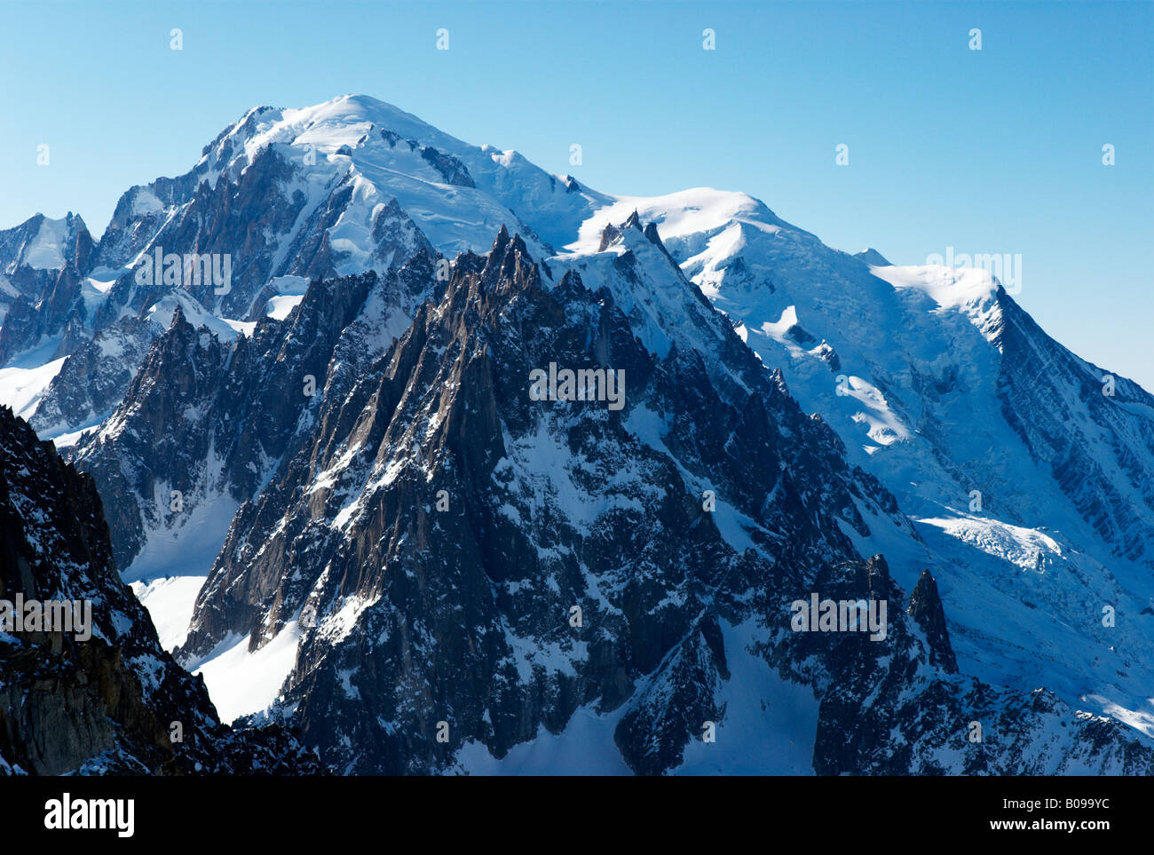 Il Mont Blanc (4808m) e Chamonix aiguilles come visto da di Grands Montets top, argentiere, Alta Savoia, Francia Foto Stock