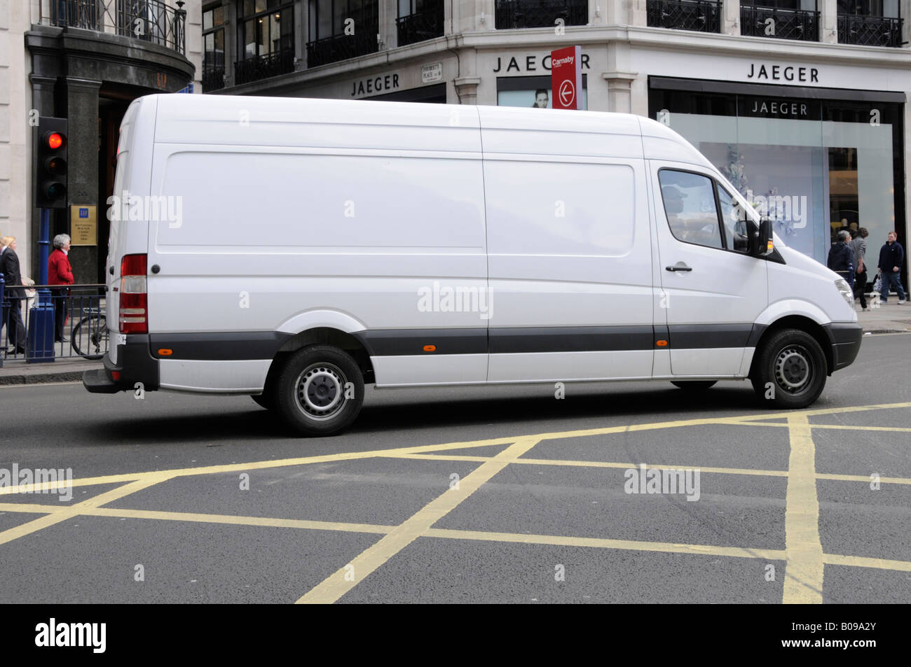 Van bianco in attesa in giallo giunzione scatola di Regent Street Foto Stock