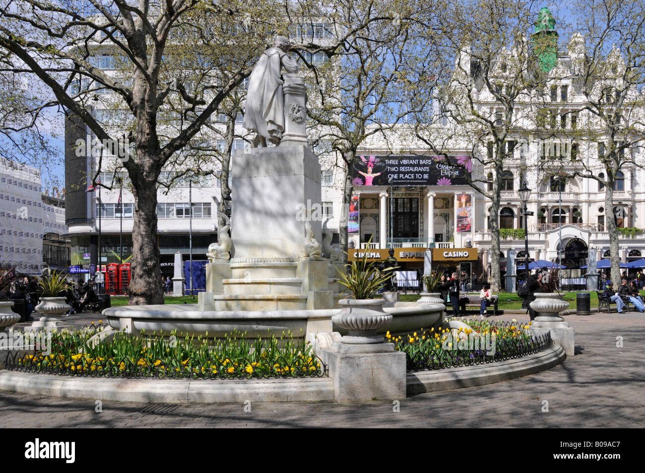 I giardini e la statua in Leicester Square West End di Londra cinema Empire casino e oltre Foto Stock