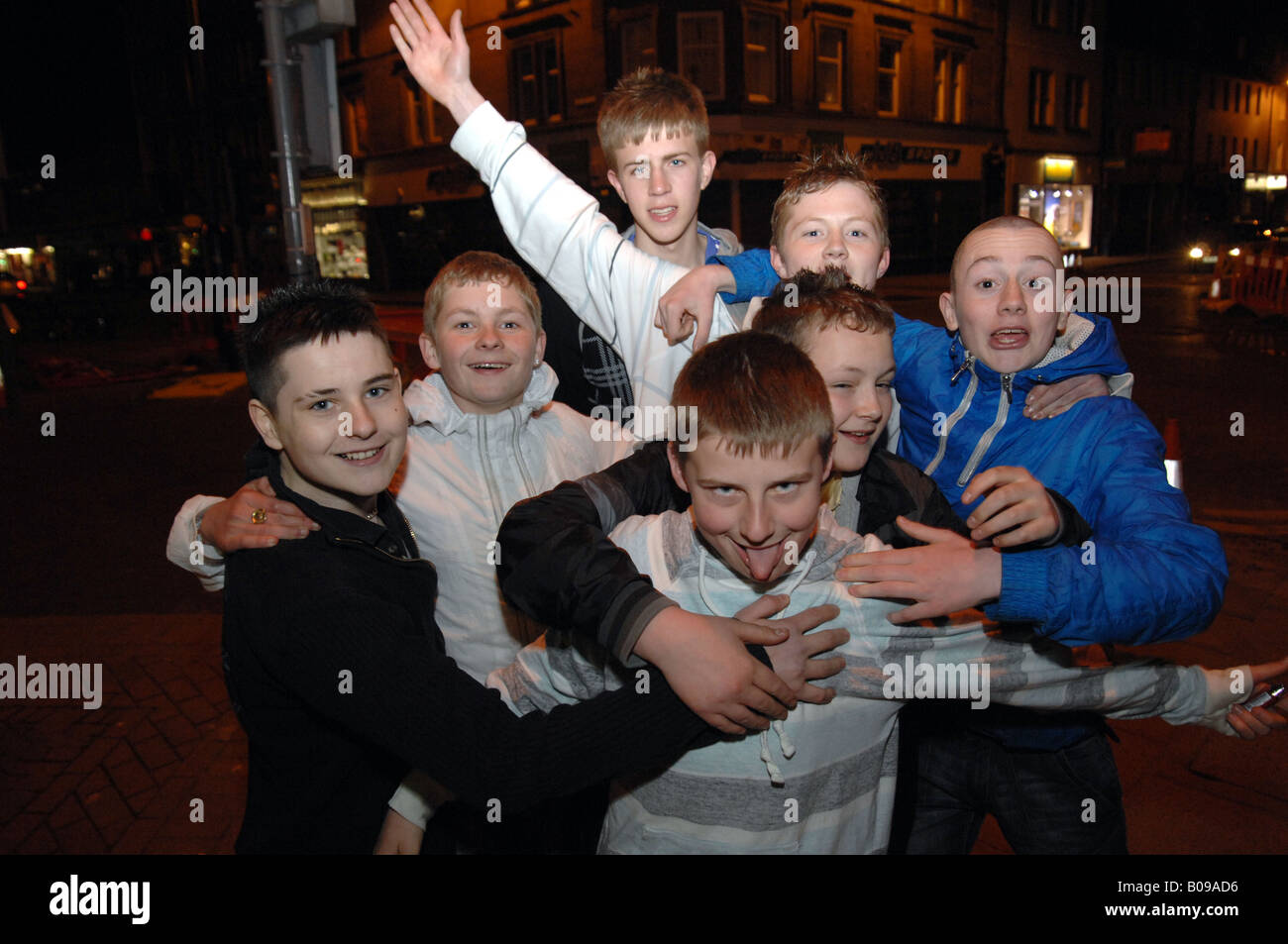Giovani adolescenti a tarda notte in Scozia Foto Stock