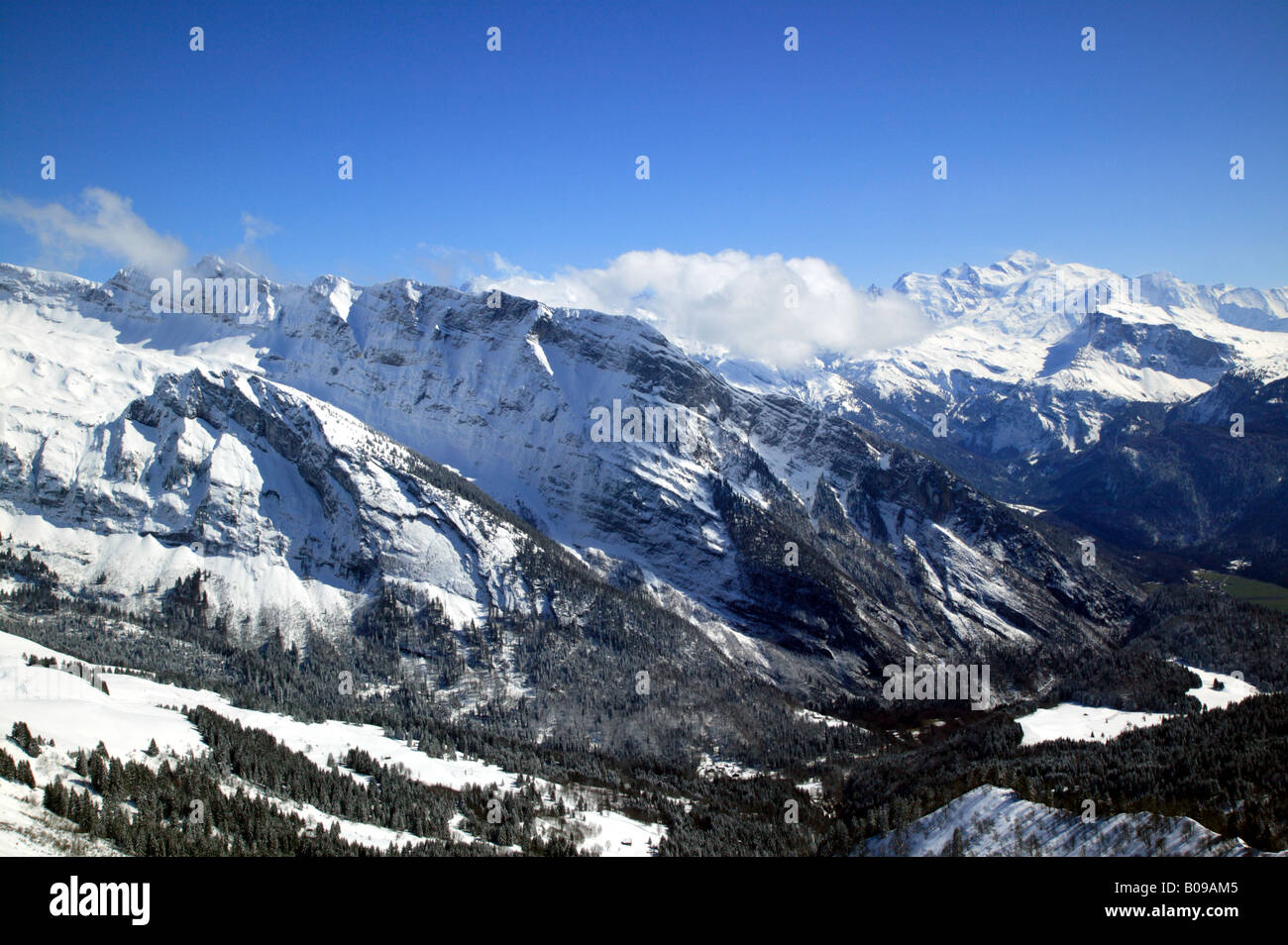 Vista panoramica dalla cima del Chamossiere ski lift, nella località sciistica di Morzine Francia Foto Stock