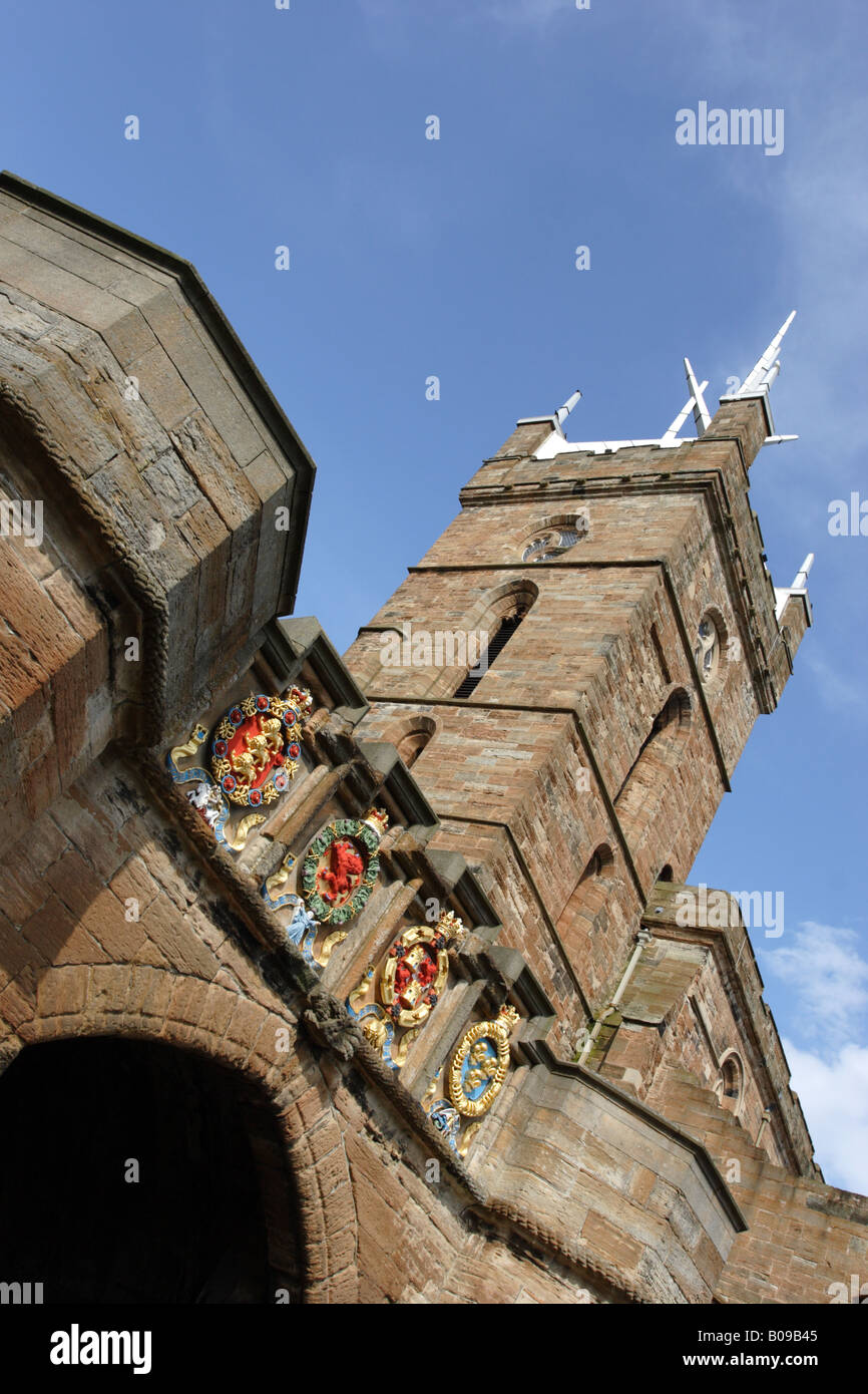 La porta esterna del Linlithgow Palace, al cui interno si trova la chiesa di San Michele torre sormontata da una 58ft alta alluminio anodizzato corona. Foto Stock