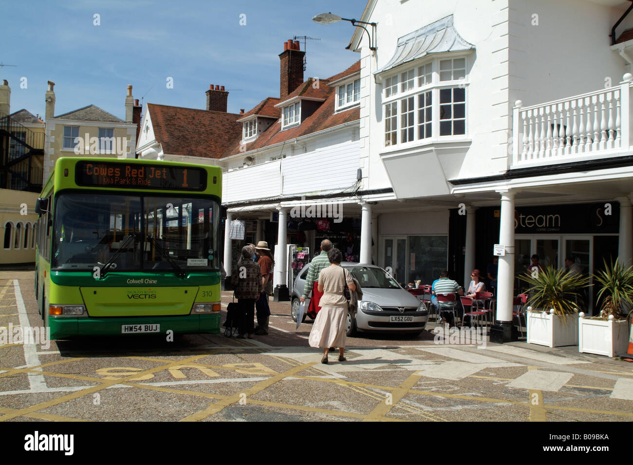 Cowes Isola di Wight in Inghilterra centro città Vectis Meridionale Bus sulla fontana Quay Est Cowes Foto Stock