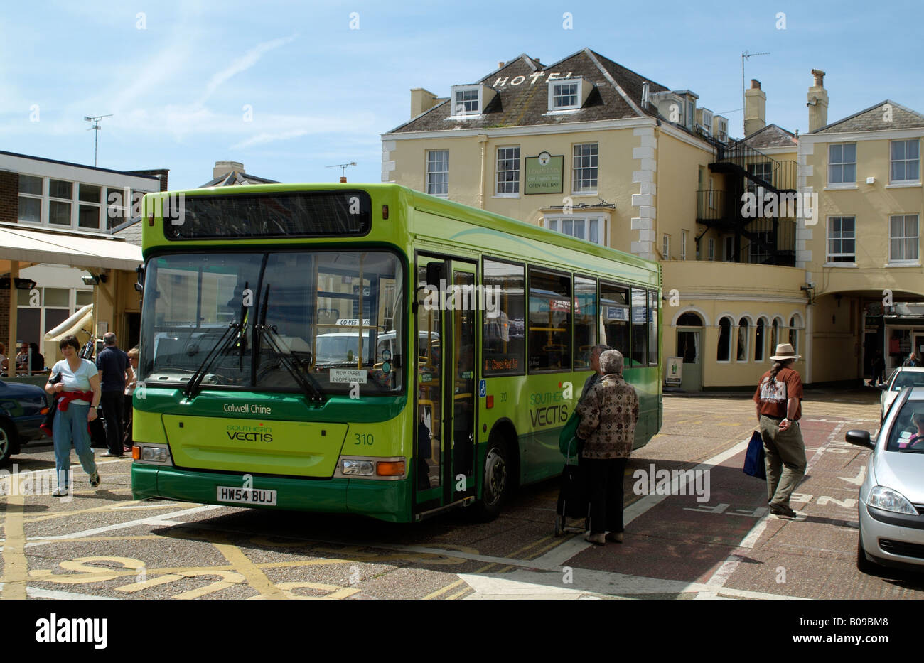 Cowes Isola di Wight in Inghilterra centro città Vectis Meridionale Bus sulla fontana Quay Est Cowes Foto Stock