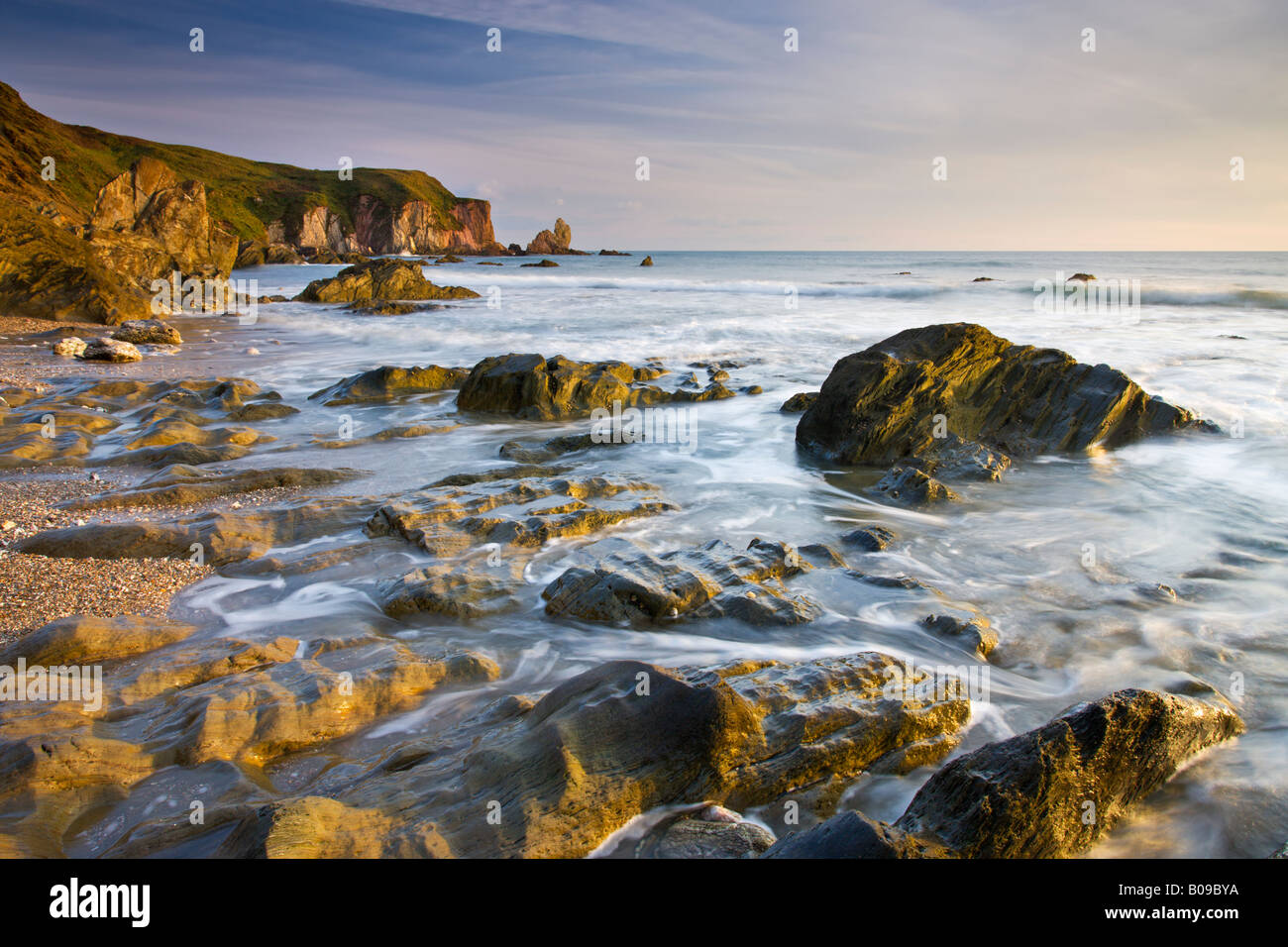 In tarda serata si accende la luce del sole sulla roccia a spiovente battute a Bantham nel South Devon England Foto Stock