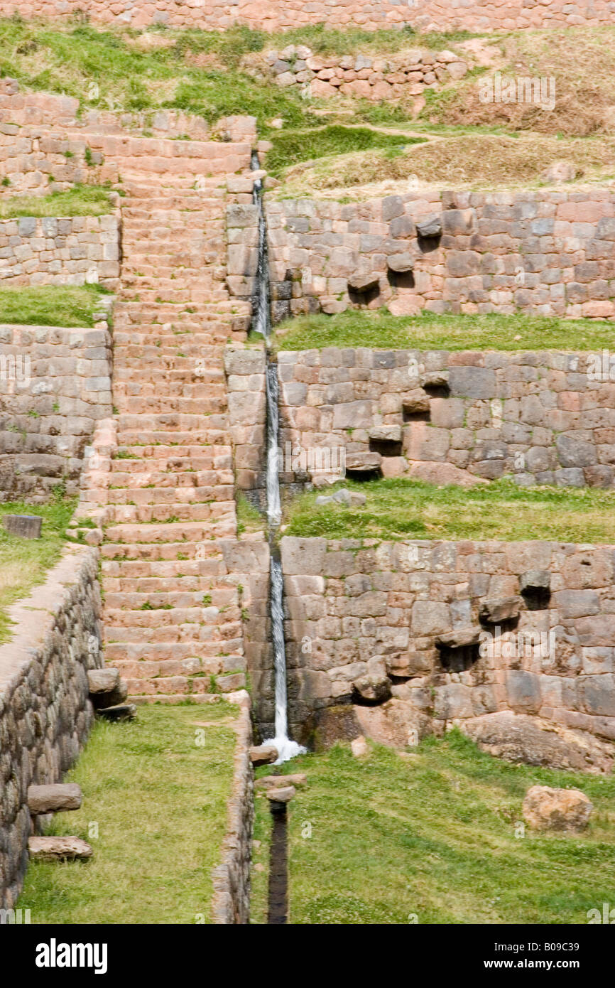 Sud America - Perù. Sito Inca di Tipon con terrazzamenti e sistema di irrigazione si trova a sud-est di Cusco. Foto Stock