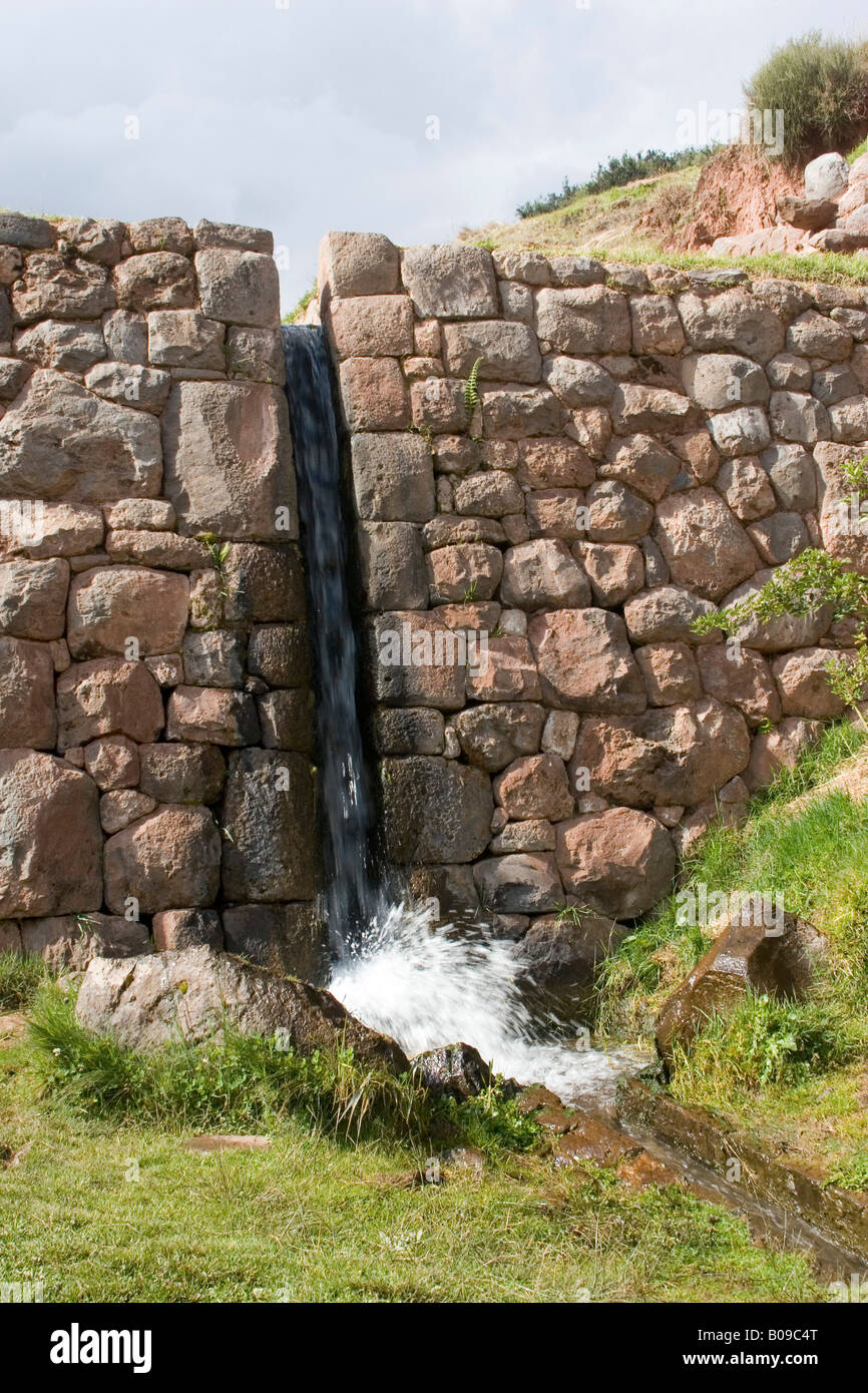 Sud America - Perù. Sito Inca di Tipon con terrazzamenti e sistema di irrigazione si trova a sud-est di Cusco. Foto Stock