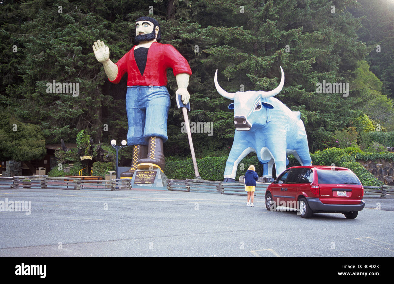 Una statua di Paul Bunyan e Babe il bue blu presso gli alberi del mistero vicino Redwoods National Park in California del nord Foto Stock