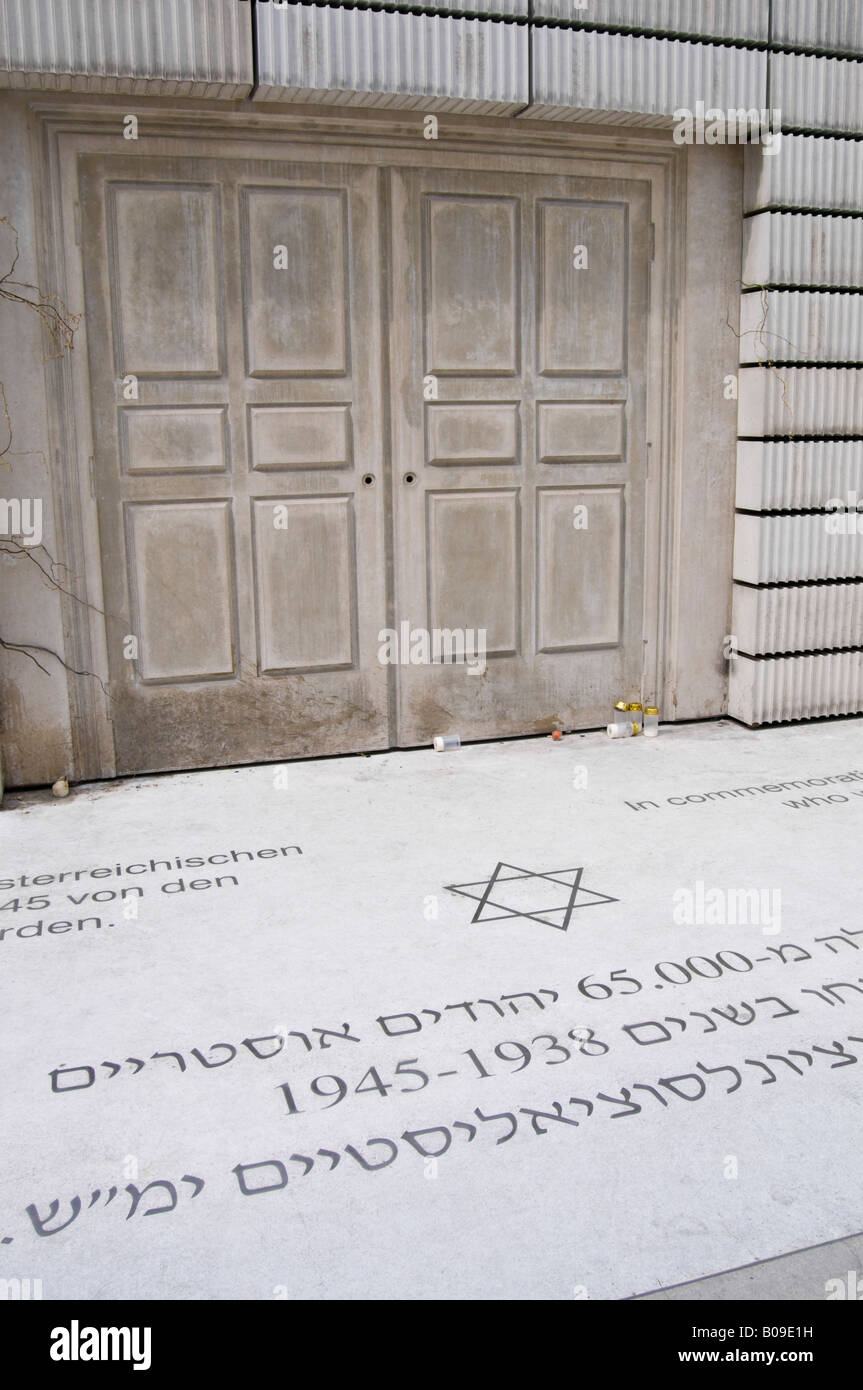 Vienna, Austria. Il memoriale dell'olocausto "anonimi Library' da Rachel Whiteread nella Judenplatz Foto Stock