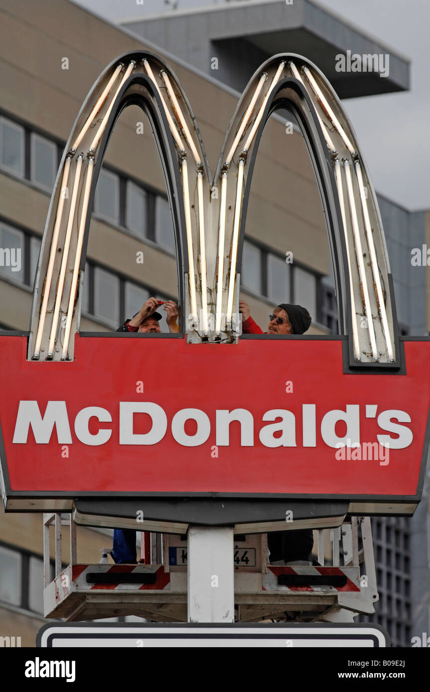 Mc Donalds insegna al neon viene riparato Foto Stock