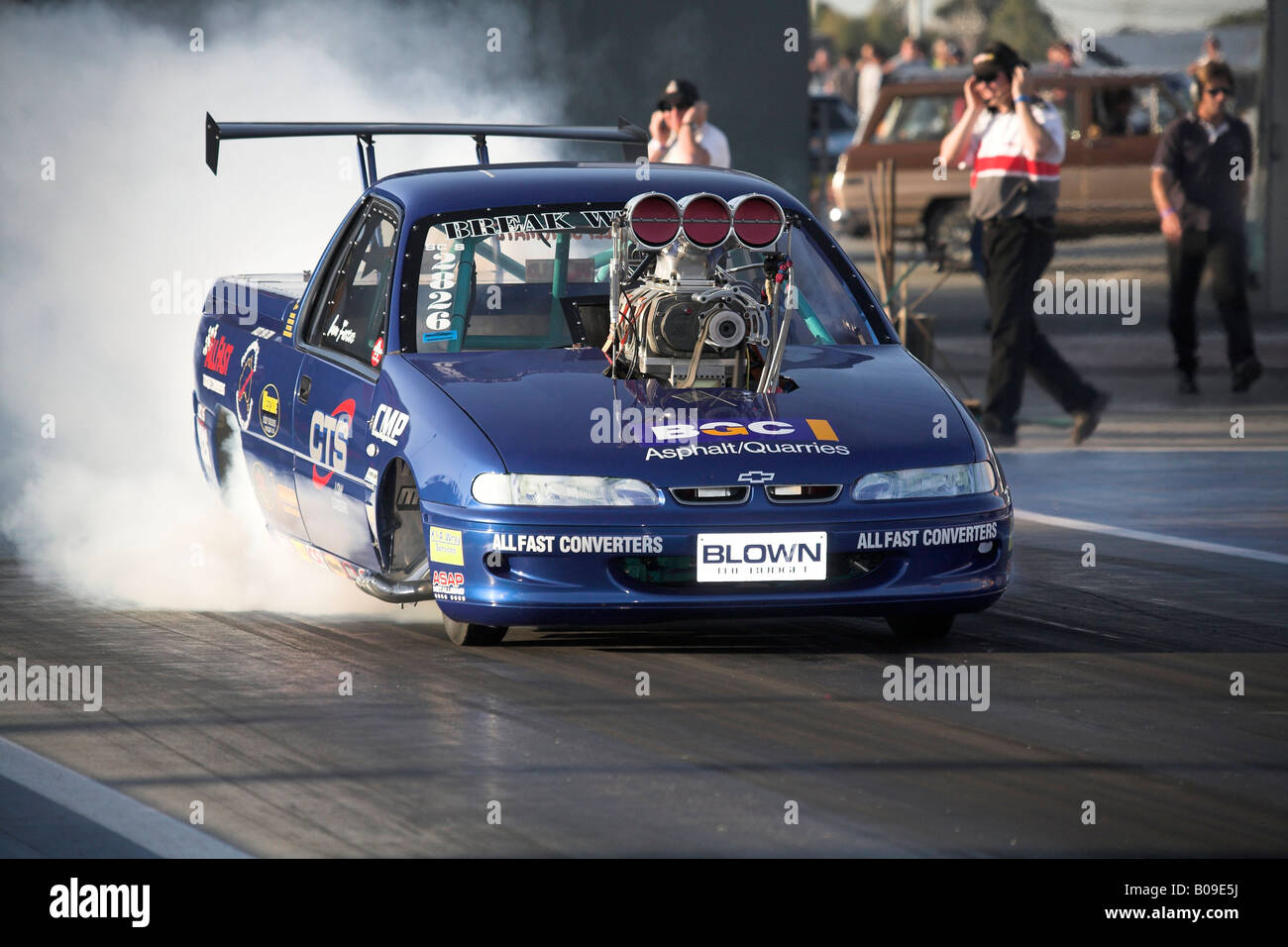 Un australiano sovralimentato fuorilegge drag racing utilità esegue un pre gara burnout di laminazione Foto Stock