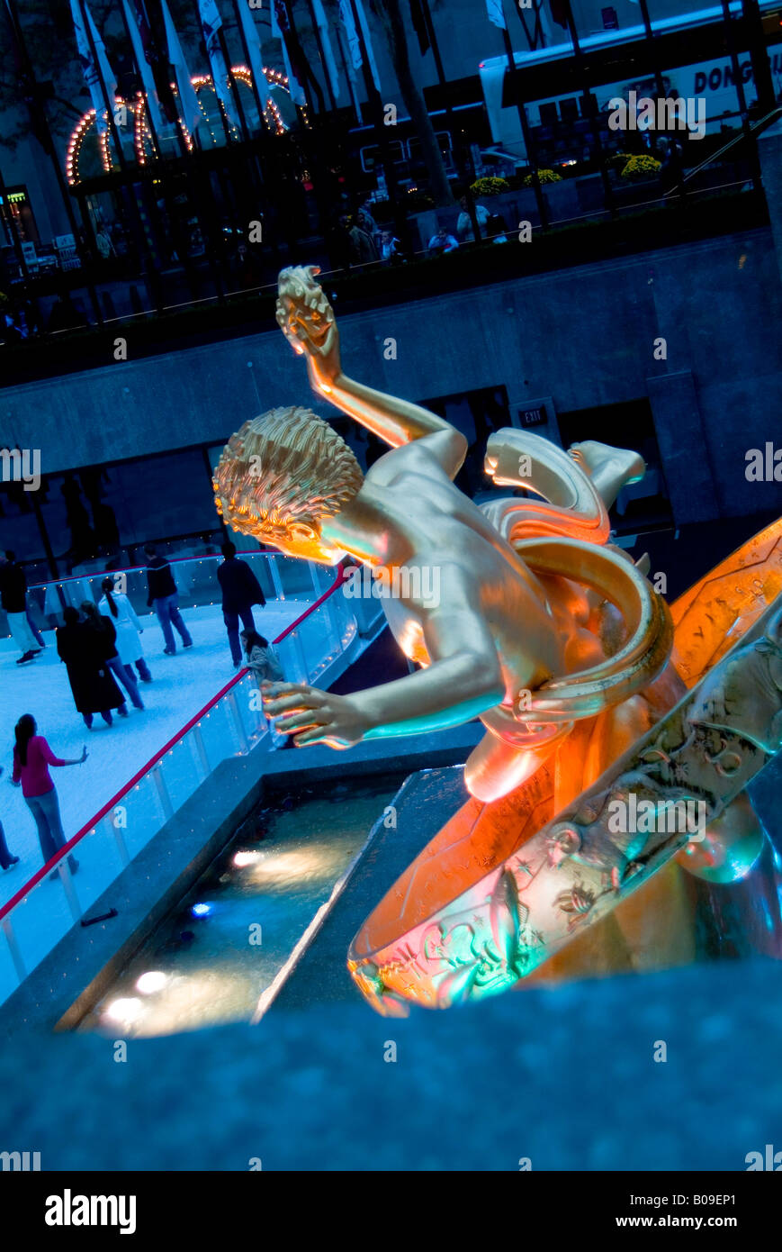 New York Prometeo presso il Rockefeller Center e la pista di pattinaggio su ghiaccio Foto Stock