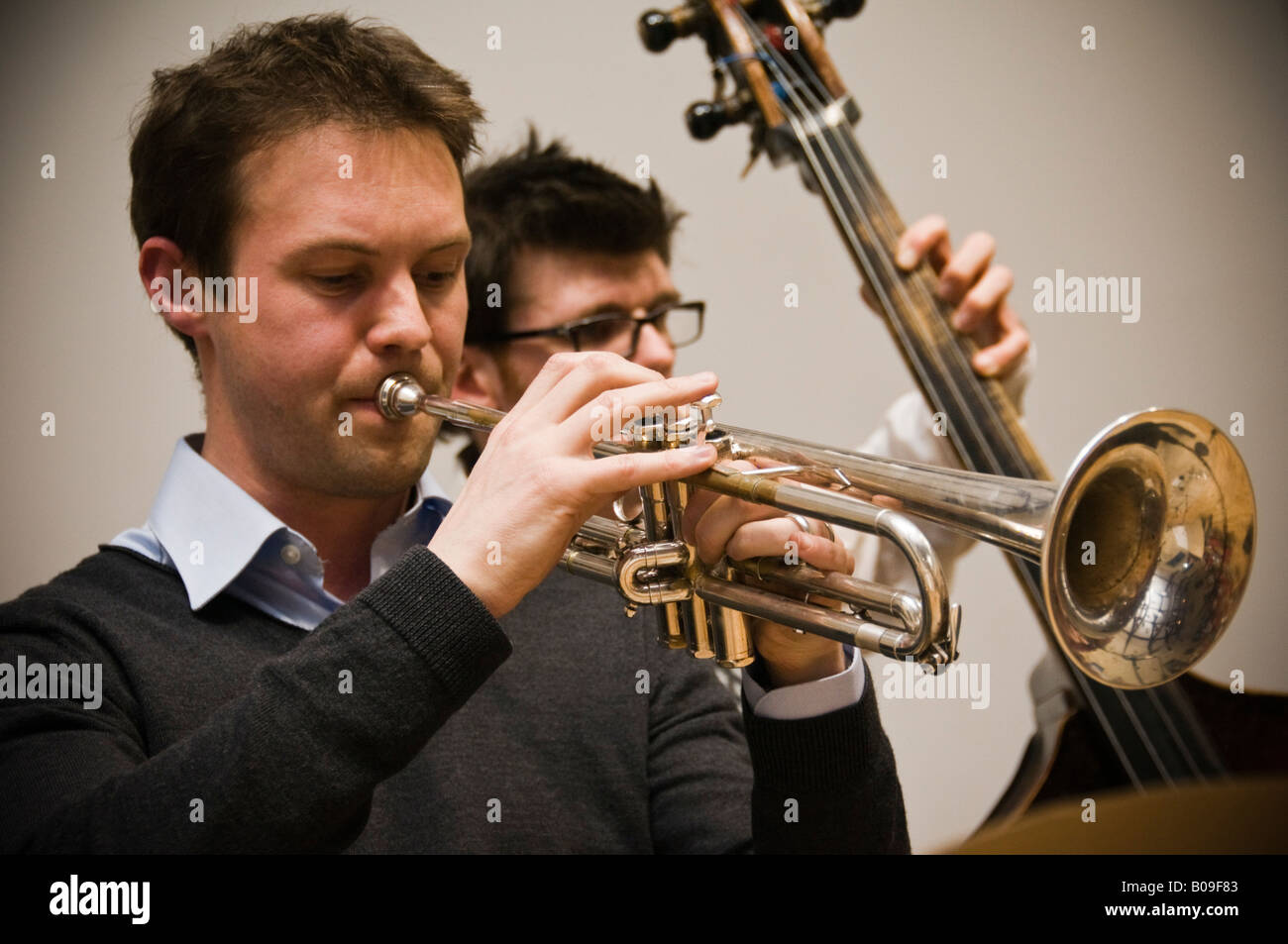 Un uomo suonare la tromba cornet musica jazz fusion gig di concerto con contrabbasso accompagnatore Foto Stock