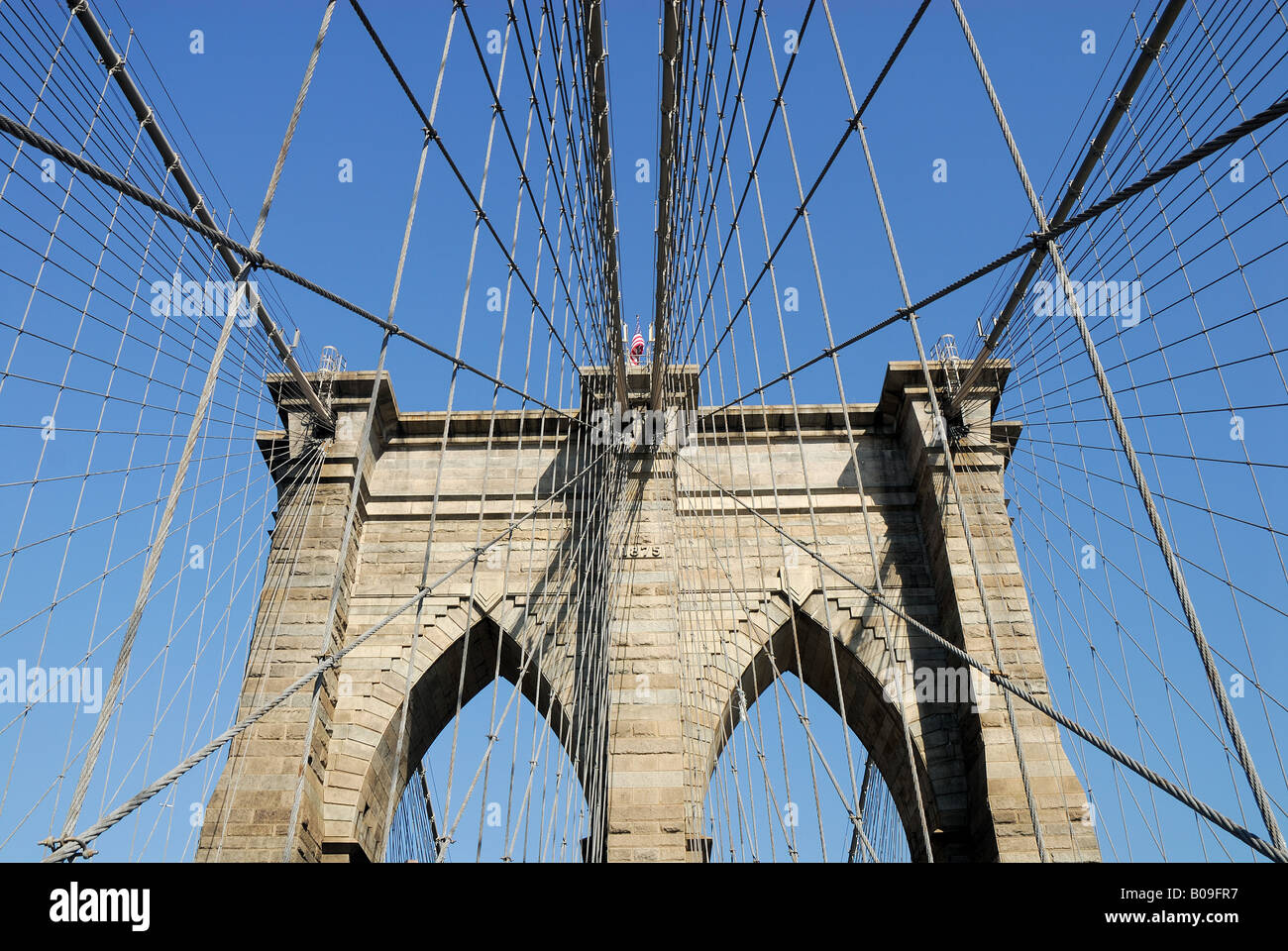 Cavi di acciaio e il pilone del Ponte di Brooklyn, New York Foto Stock