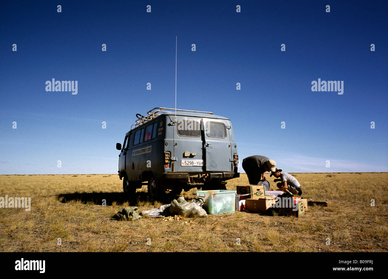 Oct 10, 2006 - La gente del posto lo scarico marcia da loro realizzati russo 4WD van nel deserto del Gobi della Mongolia Esterna. Foto Stock