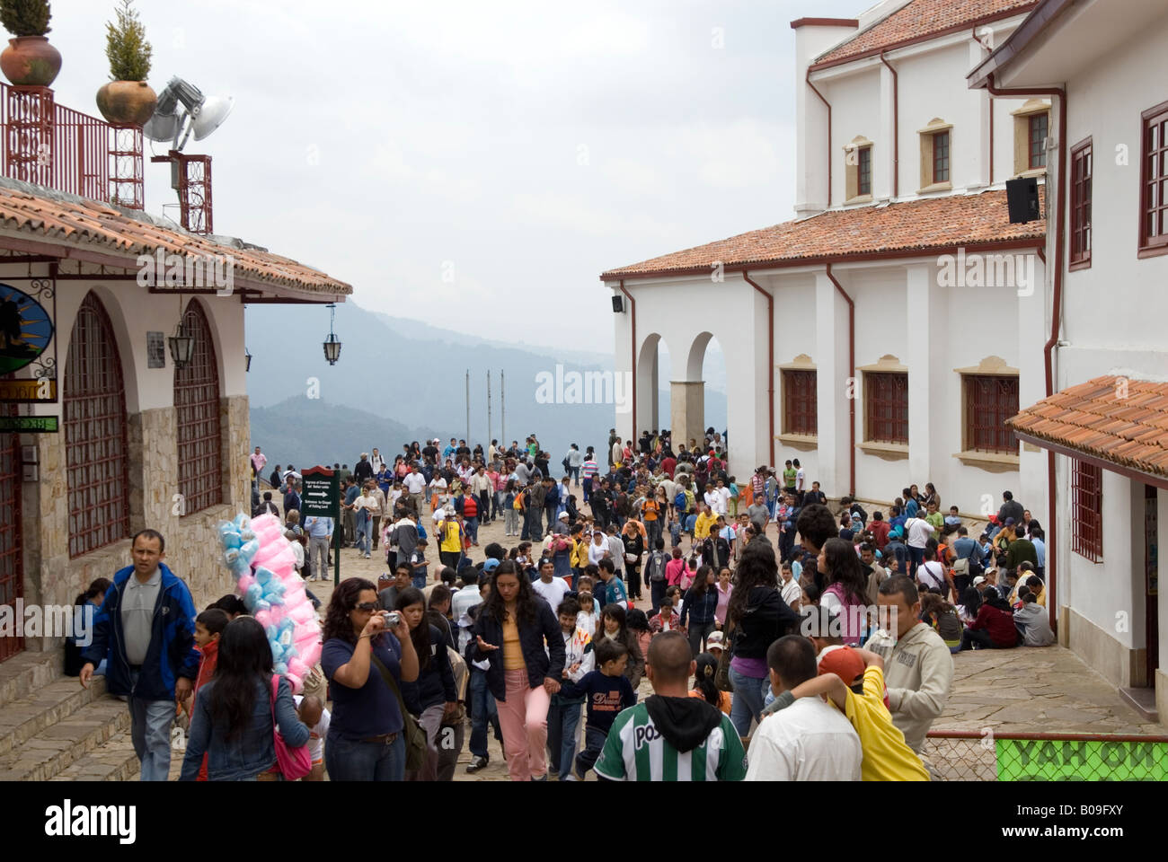 La gente sulla sommità del Cerro de Monserrate, Bogotà, Colombia Foto Stock