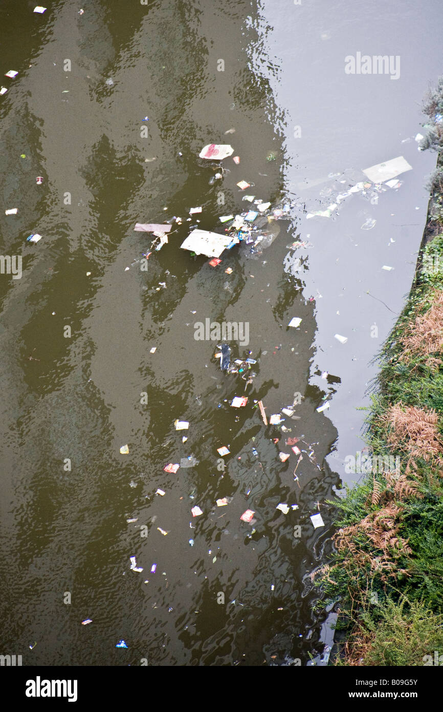 La lettiera e detriti in un canale di Manchester Regno Unito 2008 Foto Stock