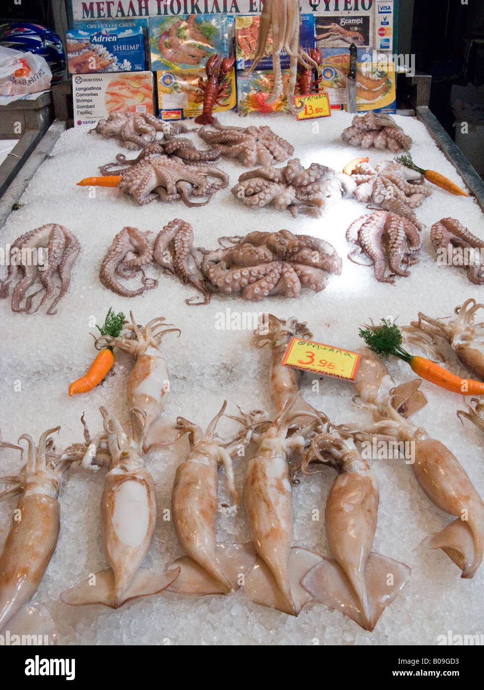 Pressione di stallo di frutti di mare, il mercato centrale di Atene, Athinas Street, Atene, Grecia Foto Stock