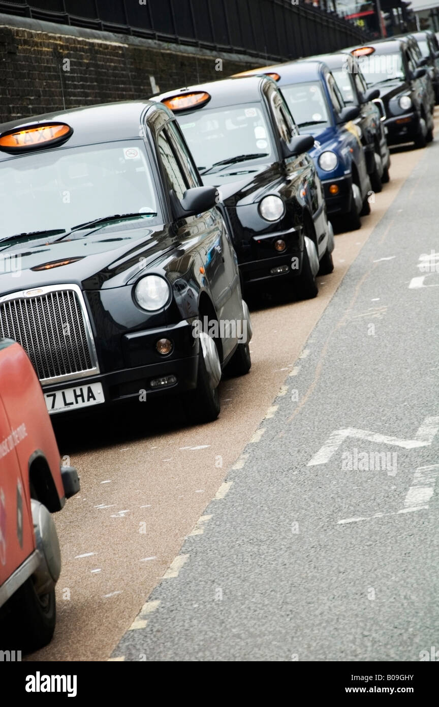 London black imposta in una fila, linea alla stazione ferroviaria di Paddington, Londra, Regno Unito, Europa Foto Stock