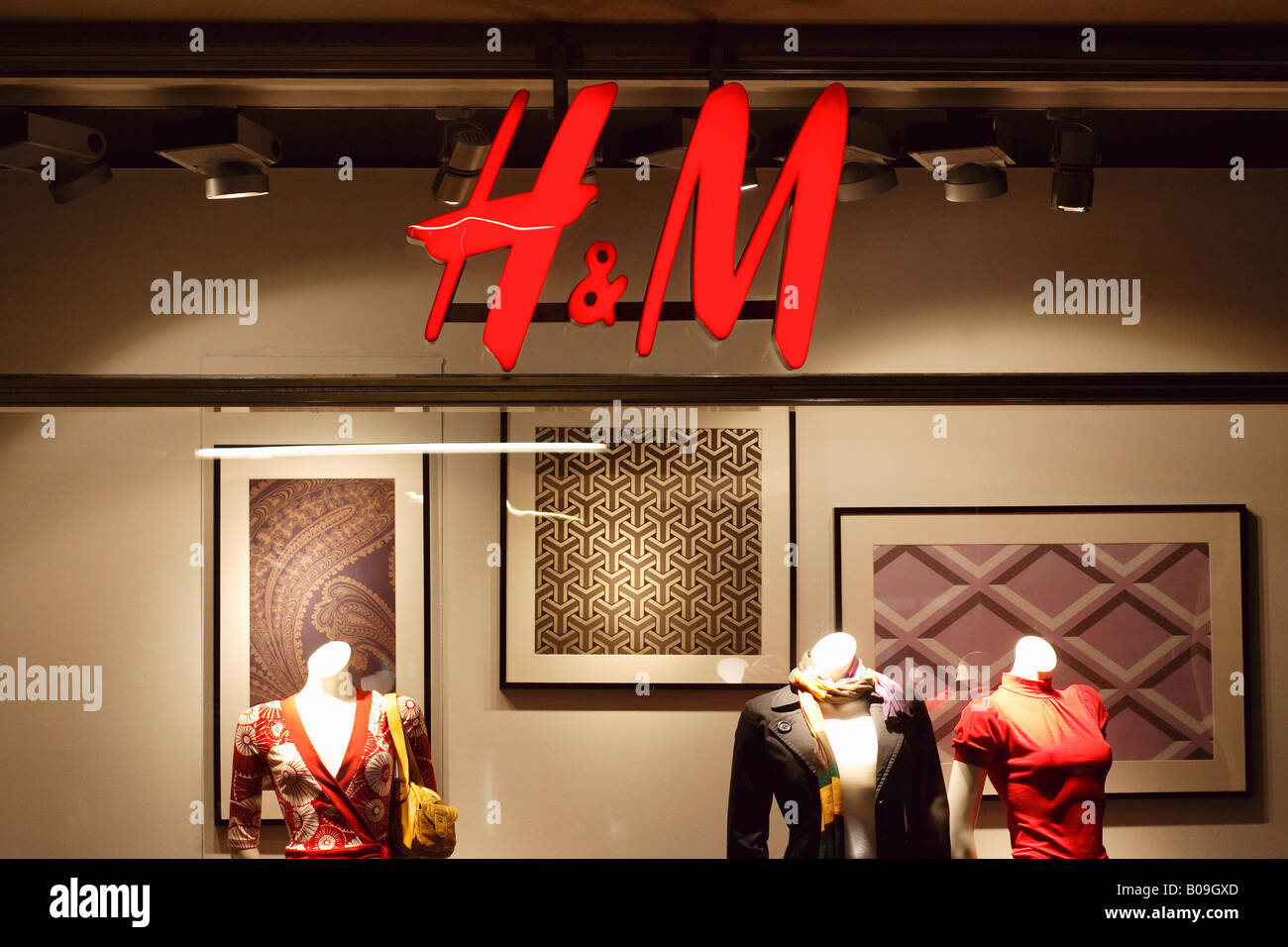La finestra di visualizzazione di una H&M shop, Berlino, Germania Foto  stock - Alamy