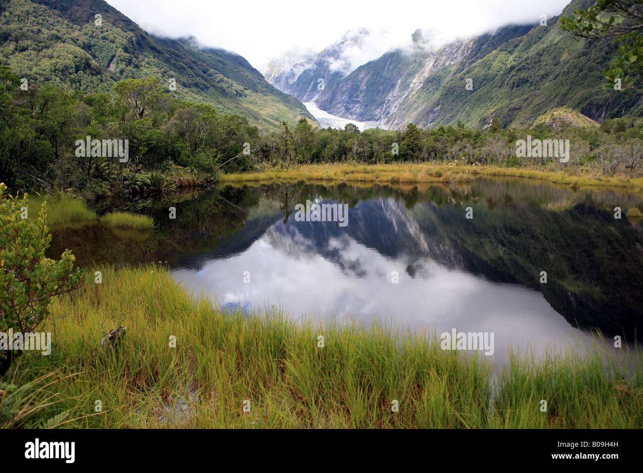 Vista del Ghiacciaio Franz Josef con riflessioni di Pietro piscina Foto Stock