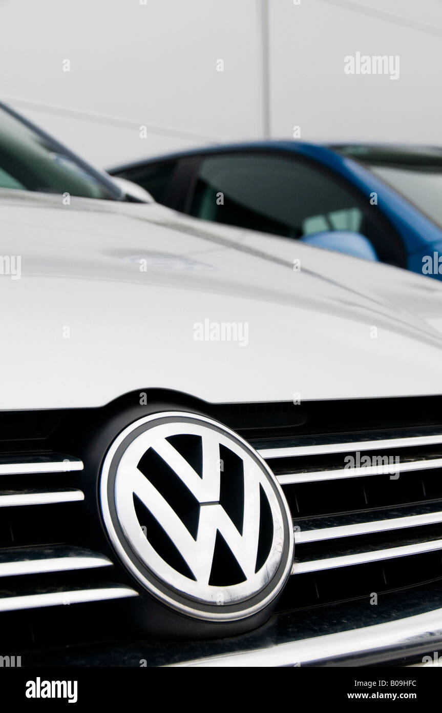 Il logo Volkswagen simbolo sulla vettura al di fuori concessionaria auto piazzale di franchising Foto Stock
