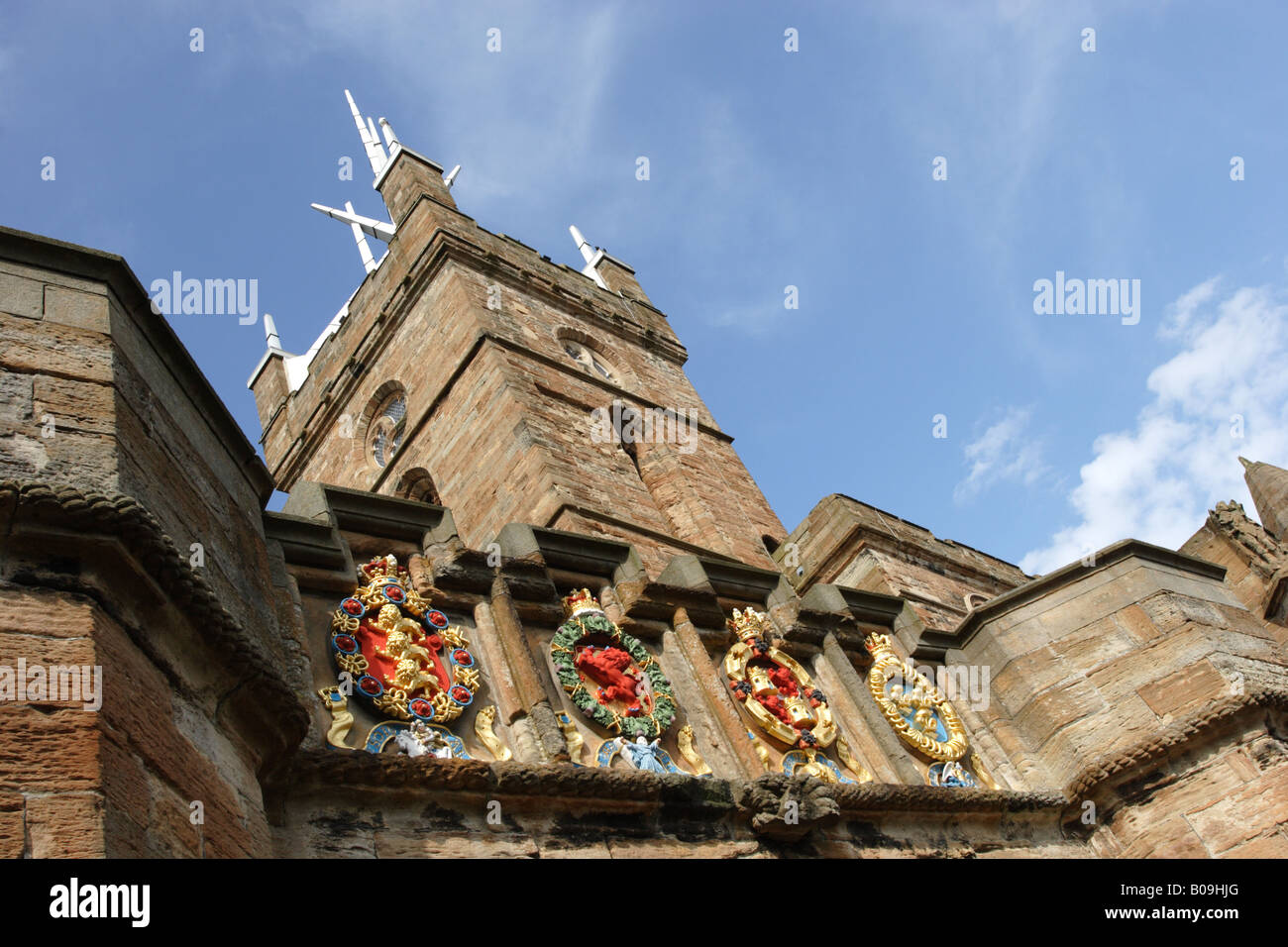 La porta esterna del Linlithgow Palace, al cui interno si trova la chiesa di San Michele torre sormontata da una 58ft alta alluminio anodizzato corona. Foto Stock