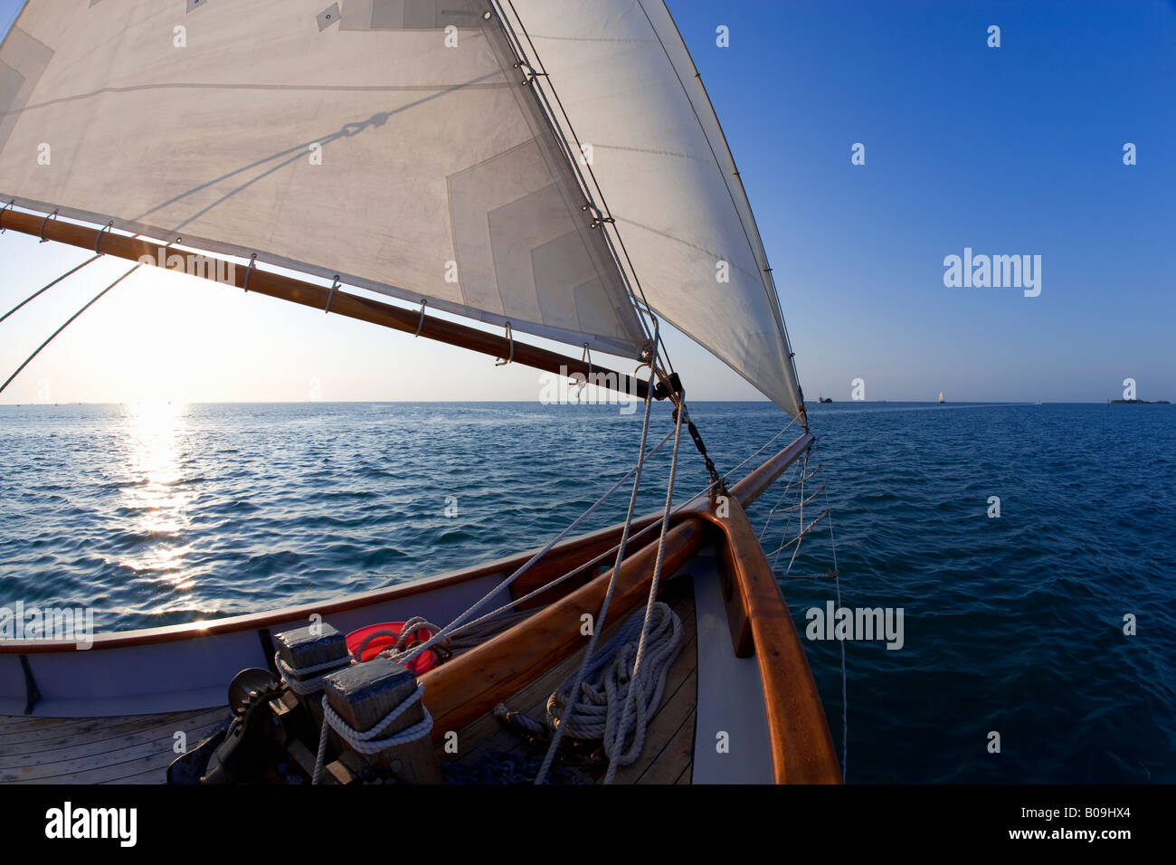 Barca a vela al largo della costa di Key West, Florida, Stati Uniti d'America Foto Stock