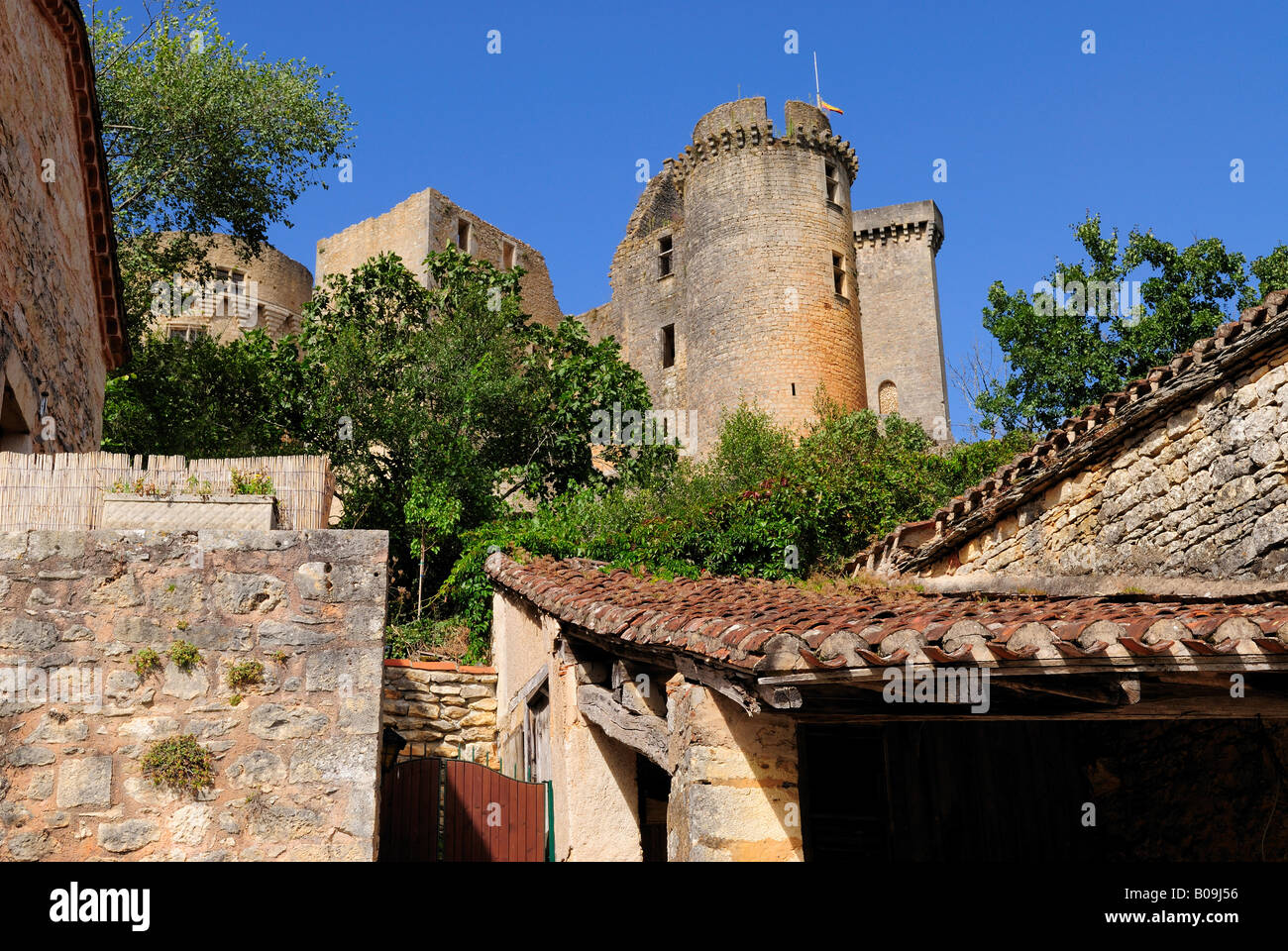 Chateau de Bonaguil e Lot et Garonne, Aquitaine, Francia. Basso angolo di visione. Foto Stock