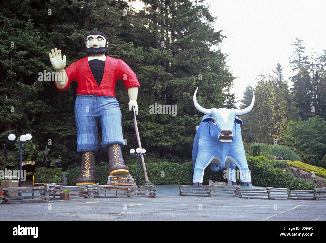 Una statua di Paul Bunyan e Babe il bue blu presso gli alberi del mistero vicino Redwoods National Park in California del nord Foto Stock