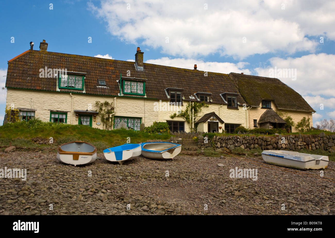 Le barche nel porto a Porlock Weir Somerset England Regno Unito con una fila di case storiche in background Foto Stock