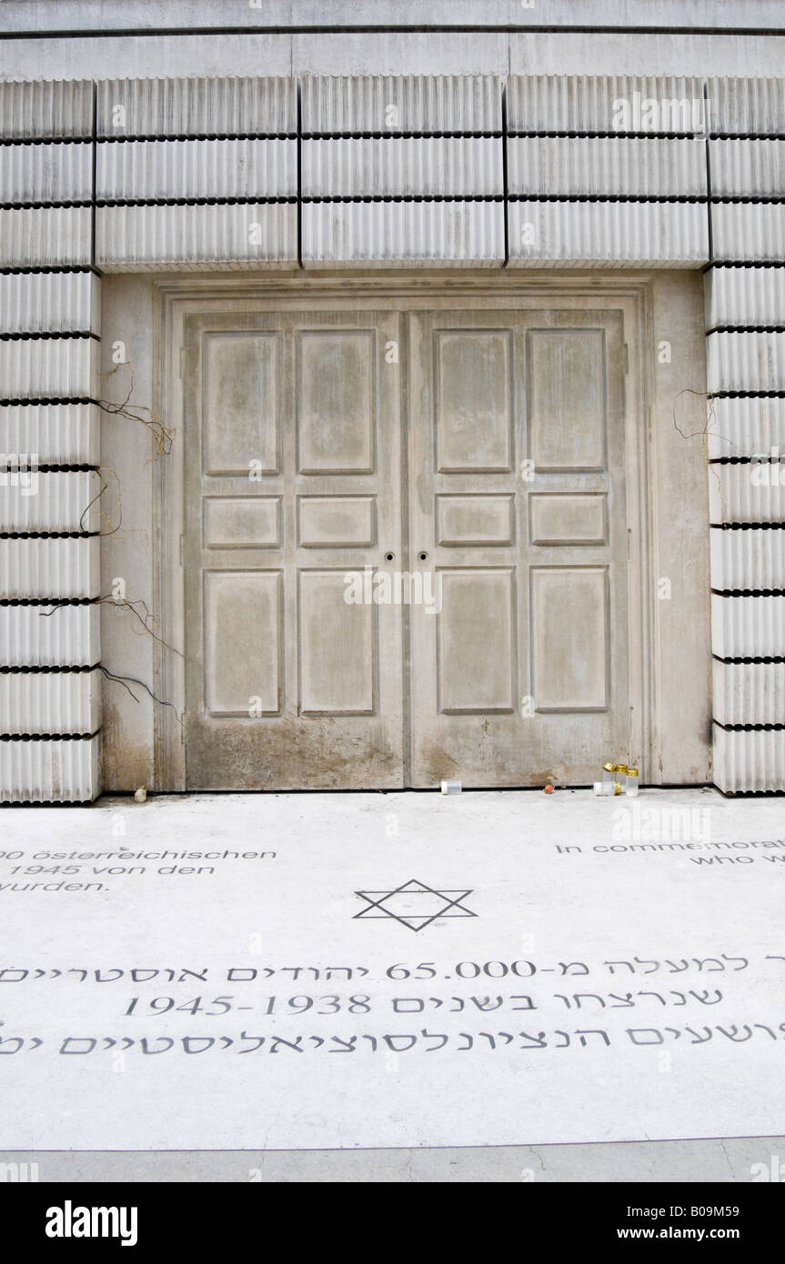 Vienna, Austria. Il memoriale dell'olocausto "anonimi Library' da Rachel Whiteread nella Judenplatz Foto Stock