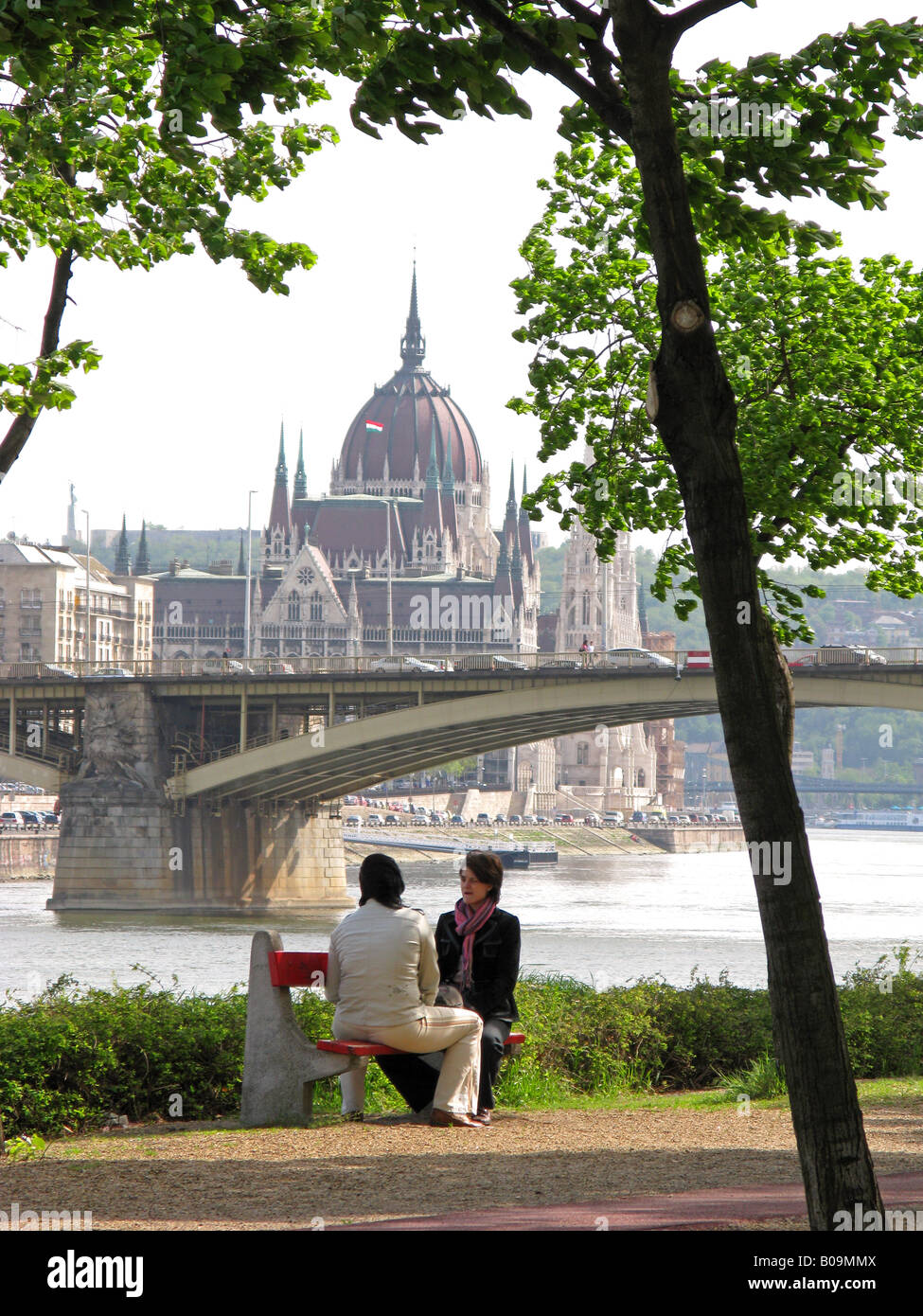 BUDAPEST, UNGHERIA. Vista verso il fiume Danubio e il Parlamento ungherese da Margit Sziget (Isola di Margaret). Foto Stock