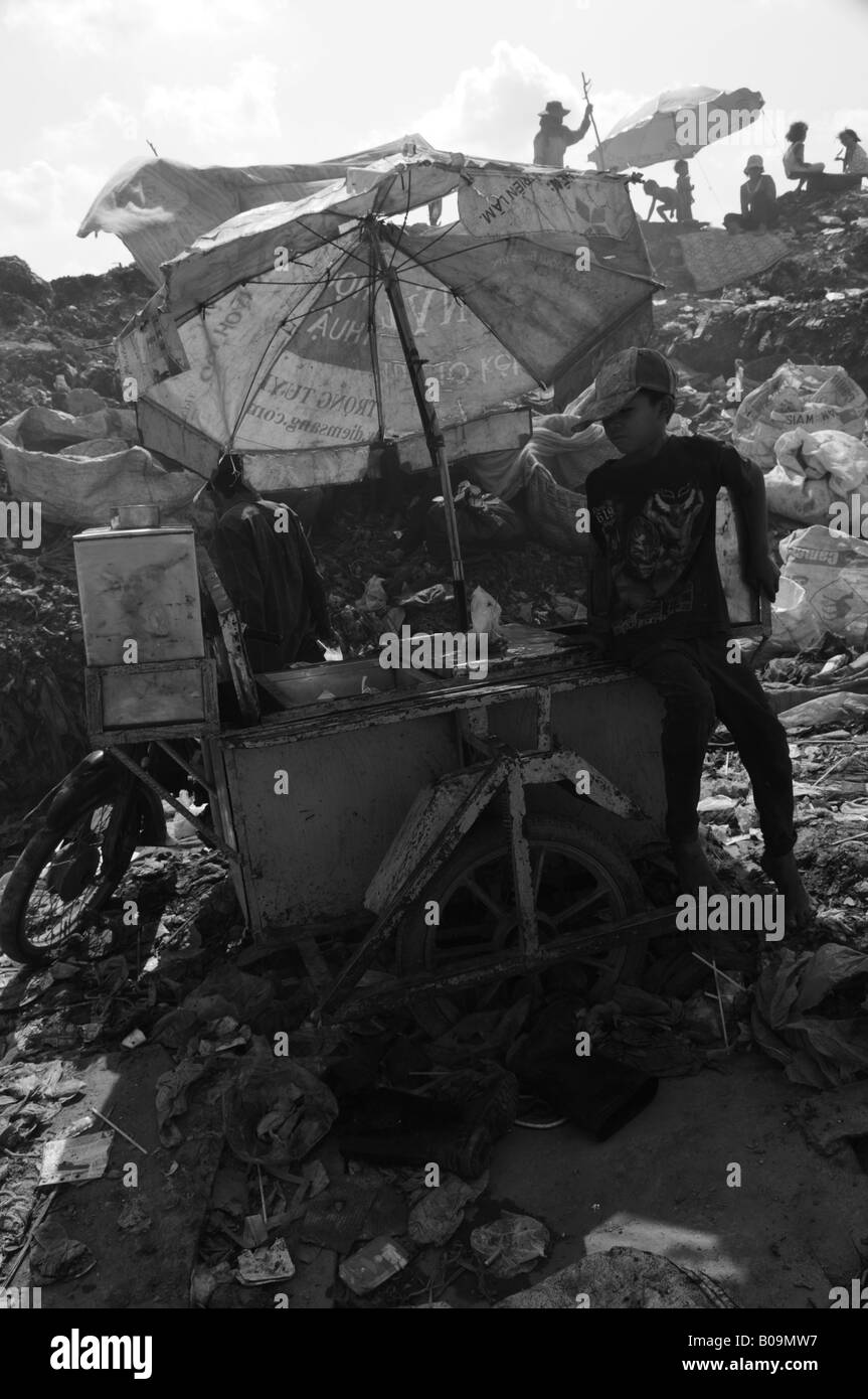 Vivere a Phnom Penh discarica, gelato venditore, phnom penh , Cambogia Foto Stock