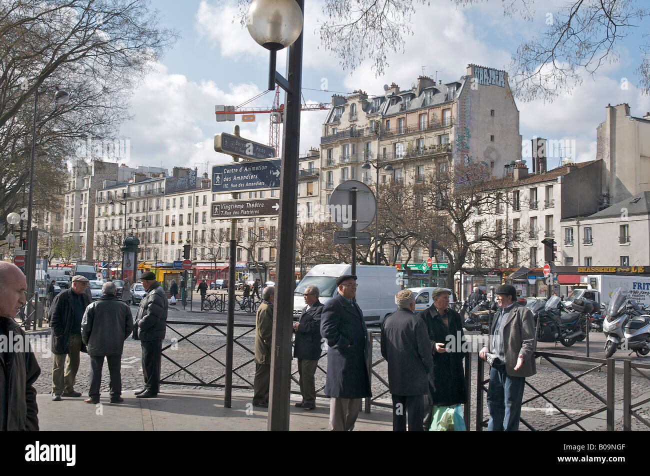 I francesi a parlare sulla strada di Parigi Foto Stock