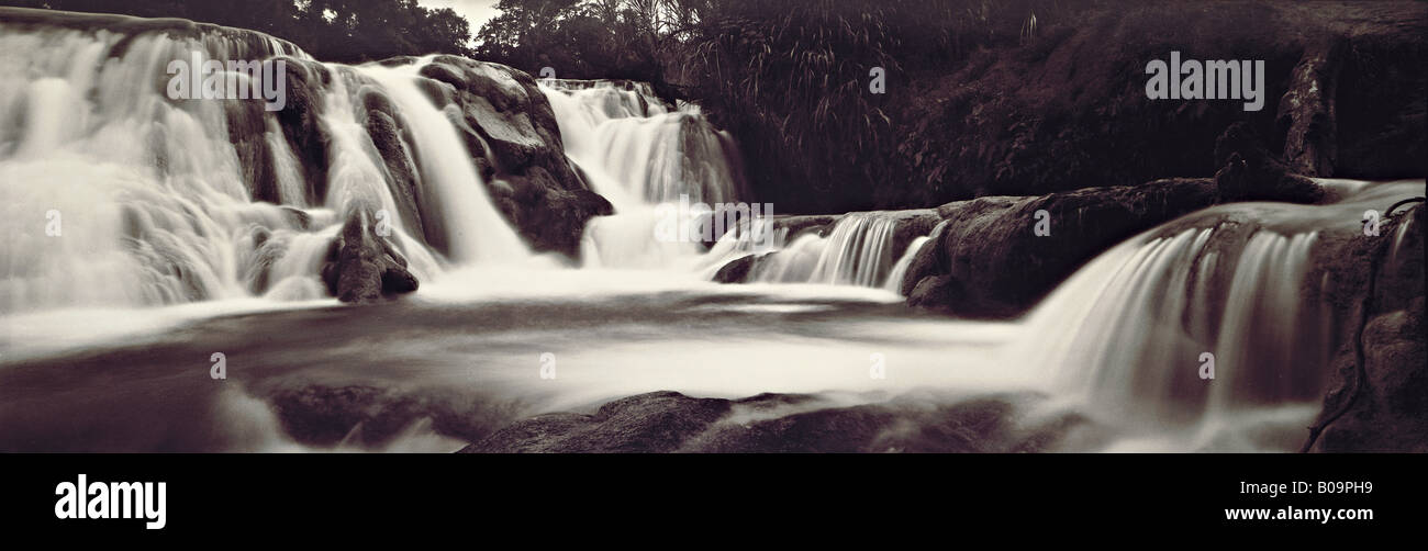 Aqua azul cascata Messico in bianco e nero Foto Stock