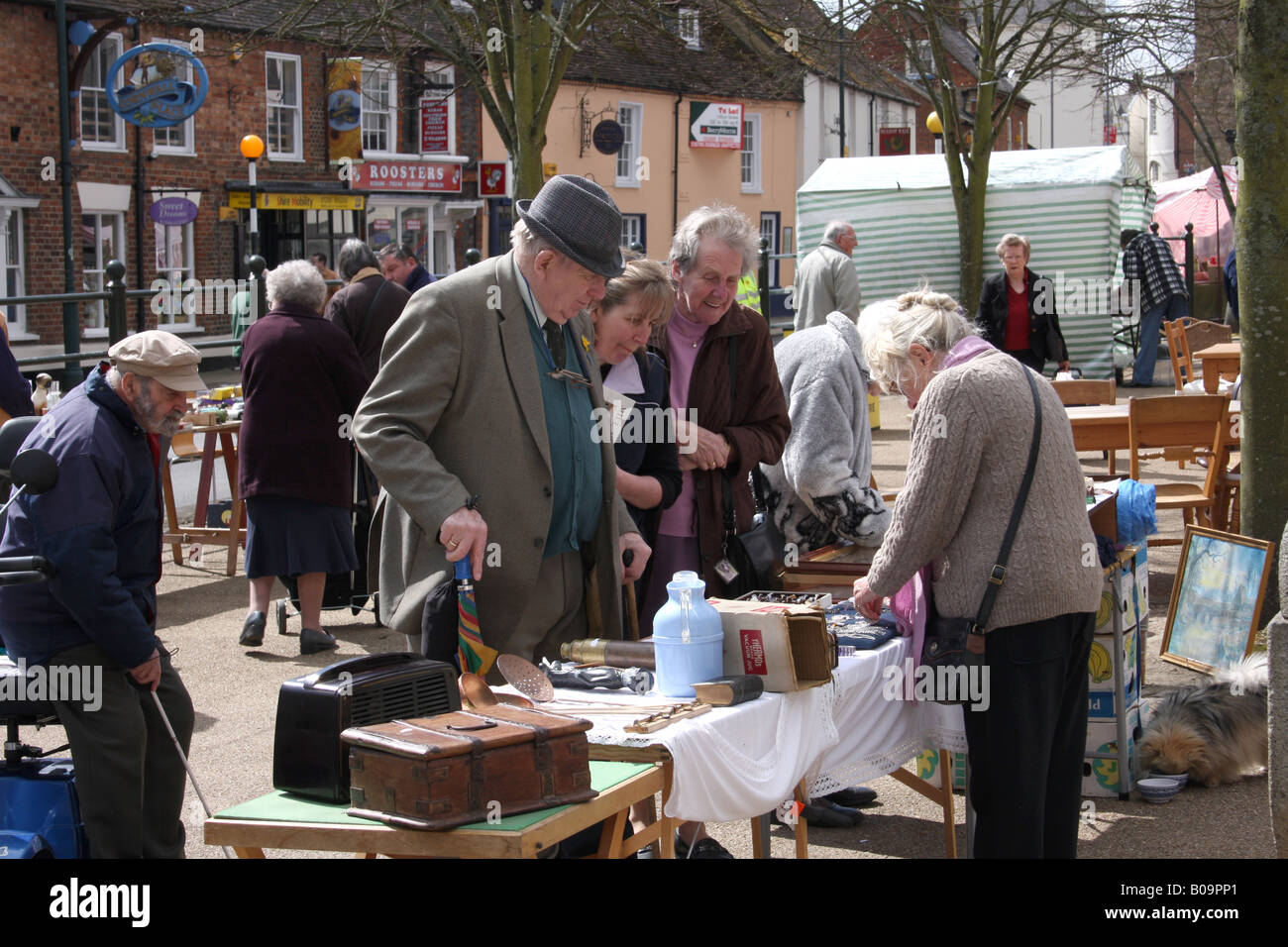Le persone anziane shopping presso un guazzabuglio in vendita in Buckingham Town Centre Regno Unito. Foto Stock