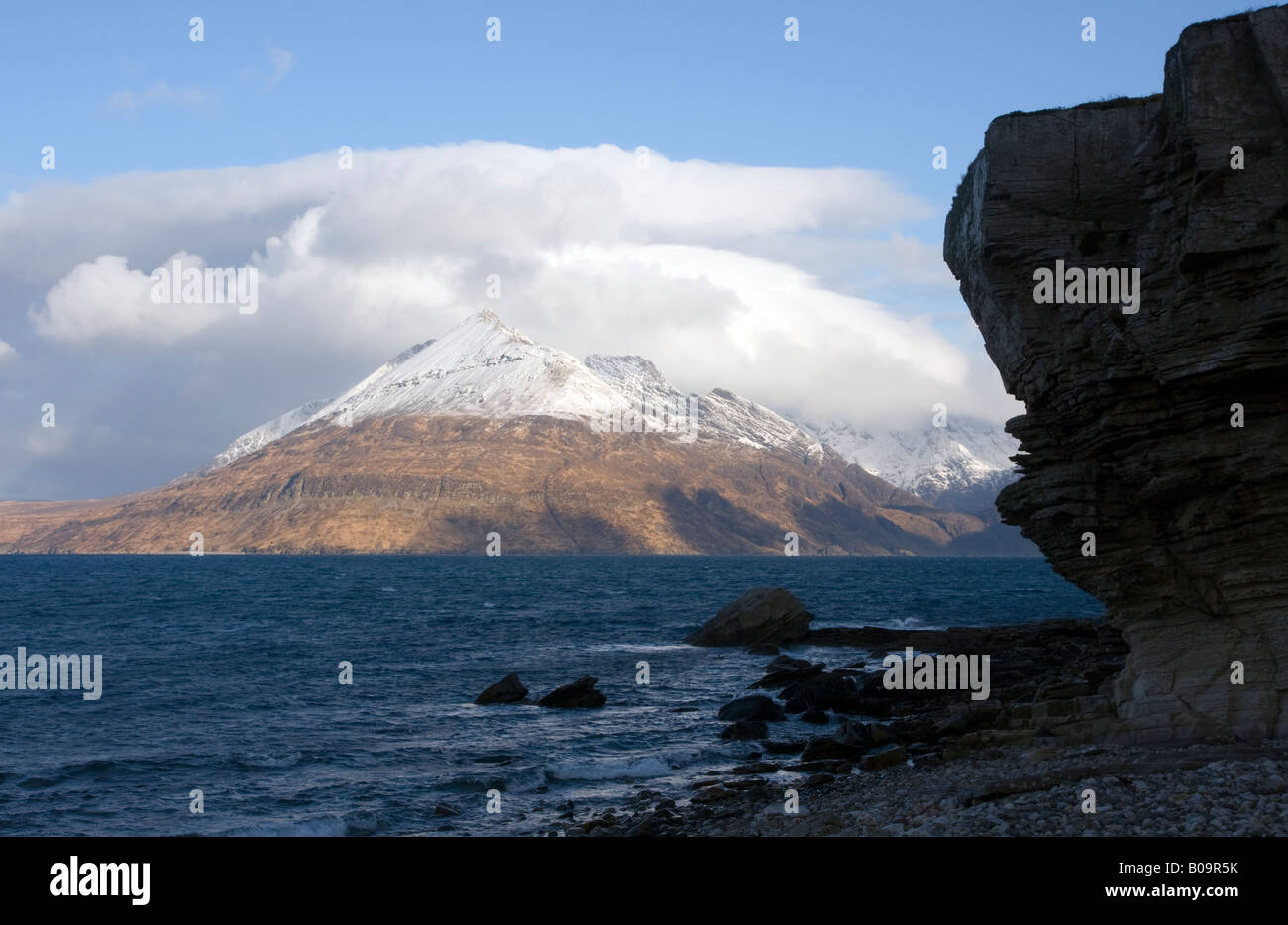 Il coolins dalla spiaggia di elgol dalla luce del mattino con sun cielo blu e nuvole Foto Stock