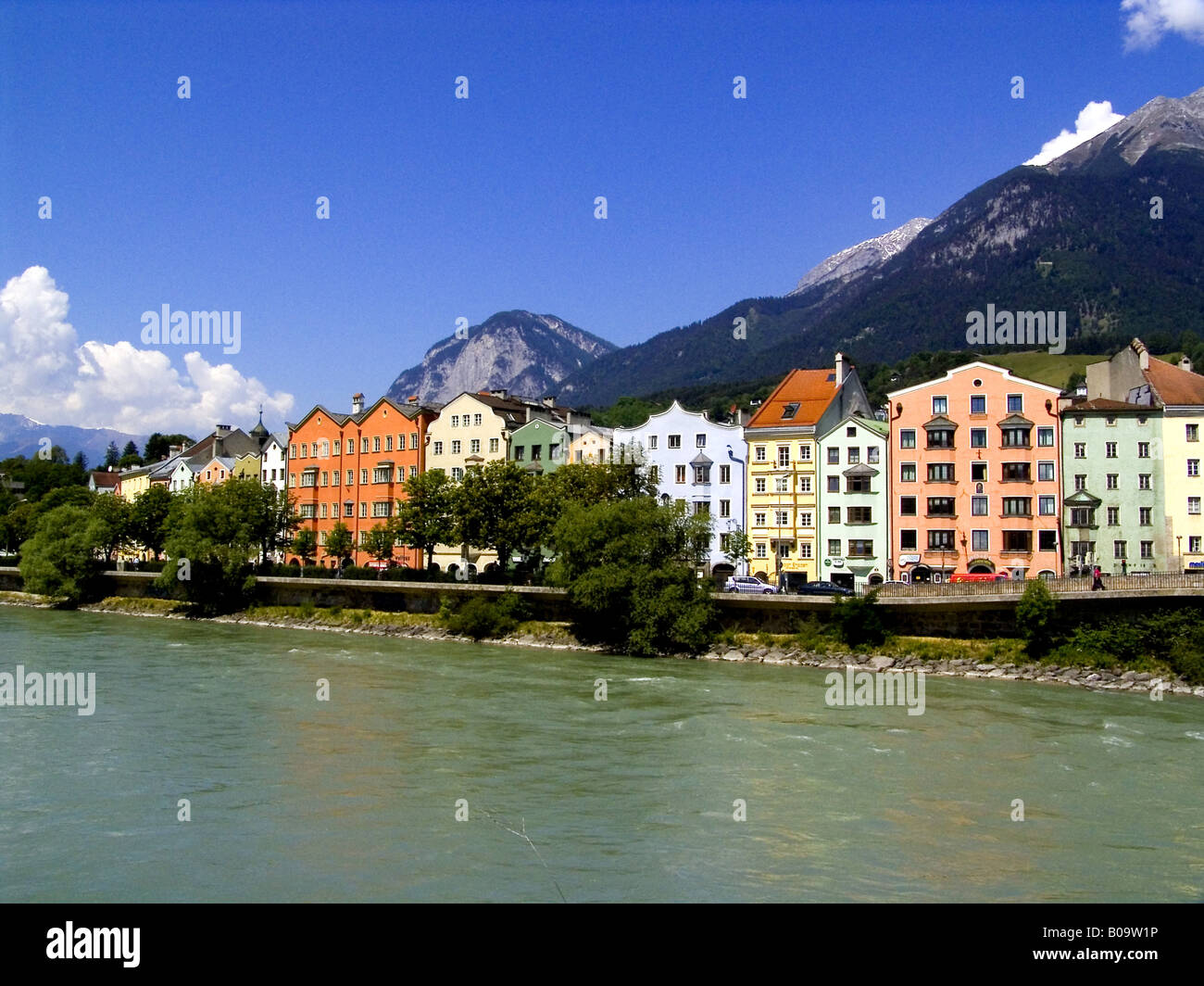 Edifici nelle vicinanze del fiume Inn, Austria, Innsbruck Foto Stock