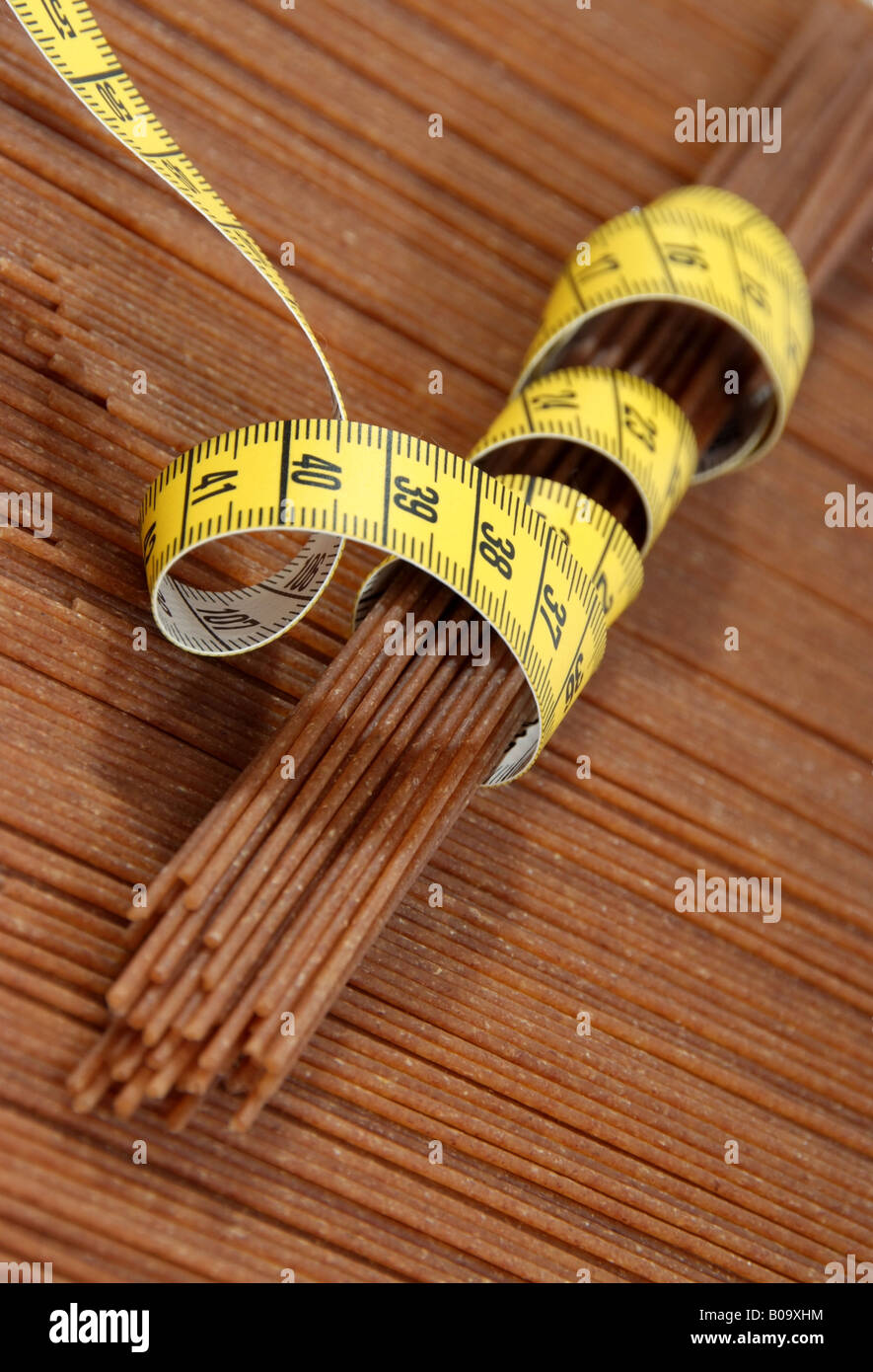 Spaghetti integrali e nastro di misurazione Foto Stock