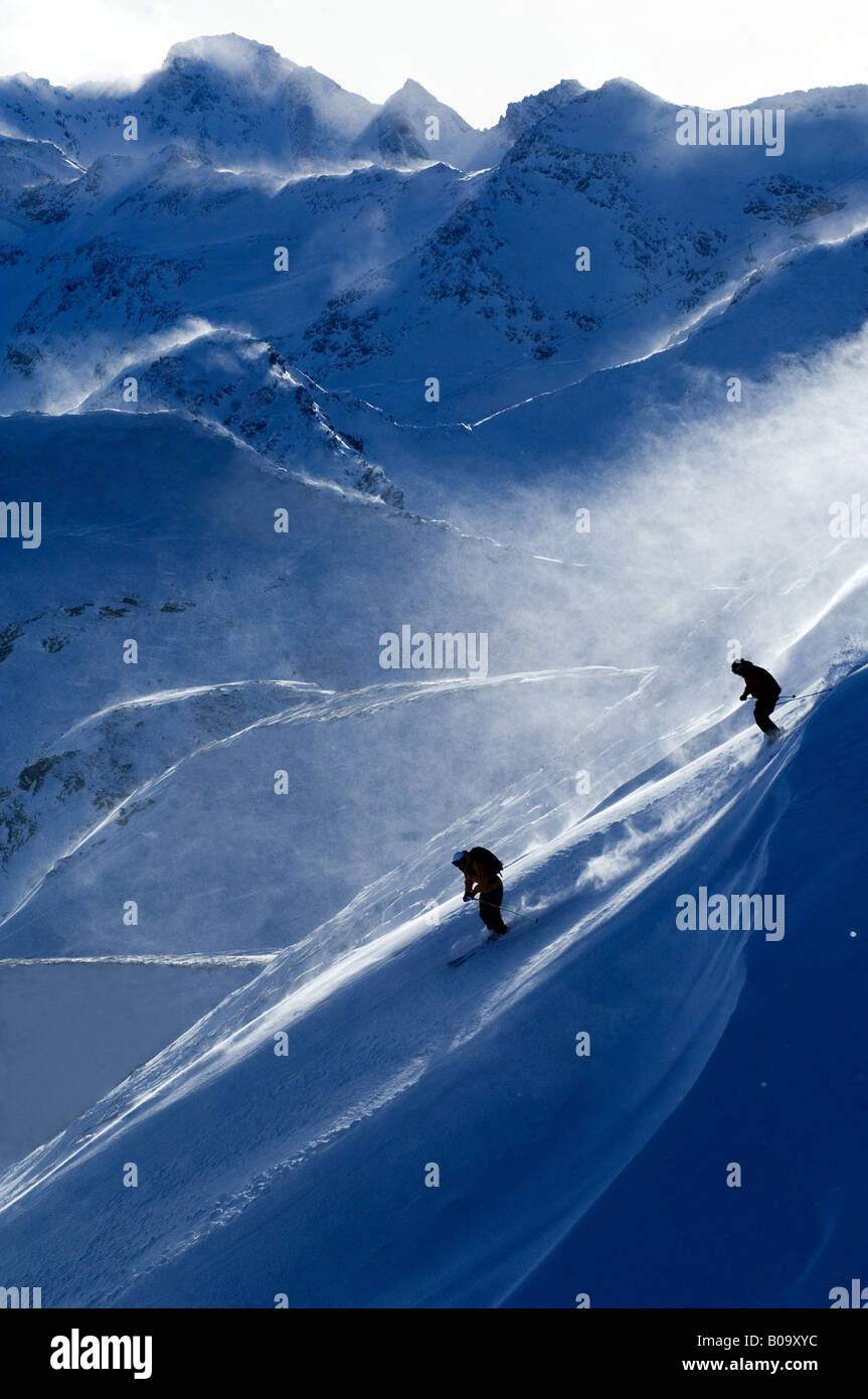 Due sciatori in Mnuires ski resort, Francia, Alpi Foto Stock