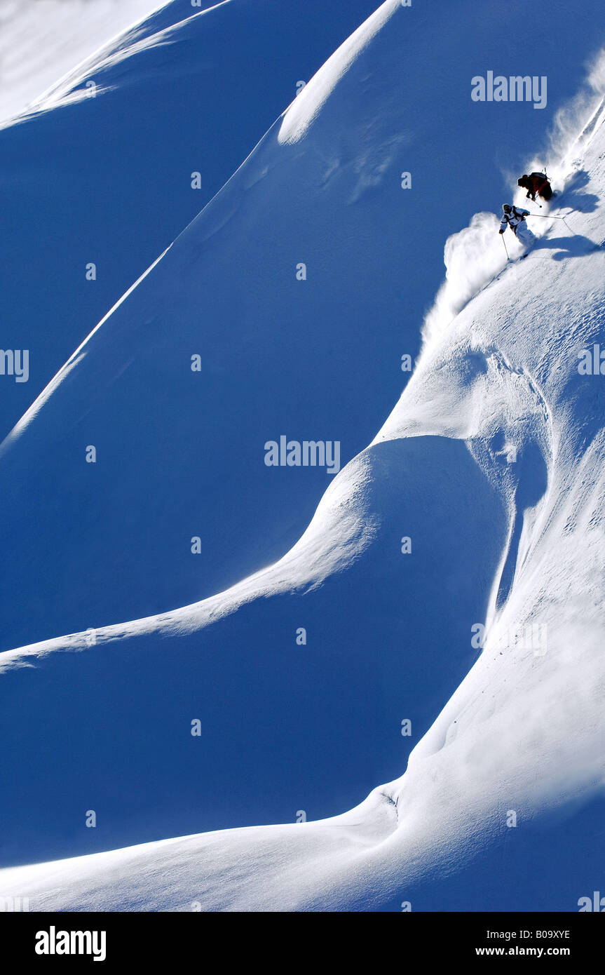 Due sciatori in neve profonda, Francia, Alpi Foto Stock