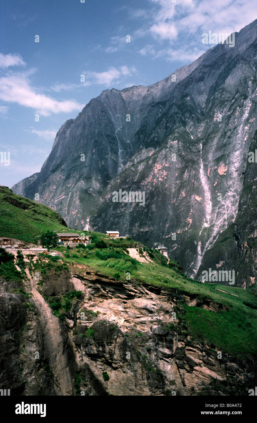 Agosto 10, 2006 - Vista di una minoranza Naxi villaggio a Tiger saltando Gorge vicino a Qiatou nella provincia cinese dello Yunnan. Foto Stock