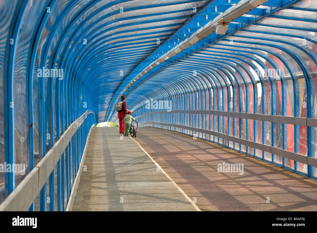 La madre e il bambino ciclista spingendo i propri cicli fino alla pendenza di Carter ponte, Cambridge. Foto Stock