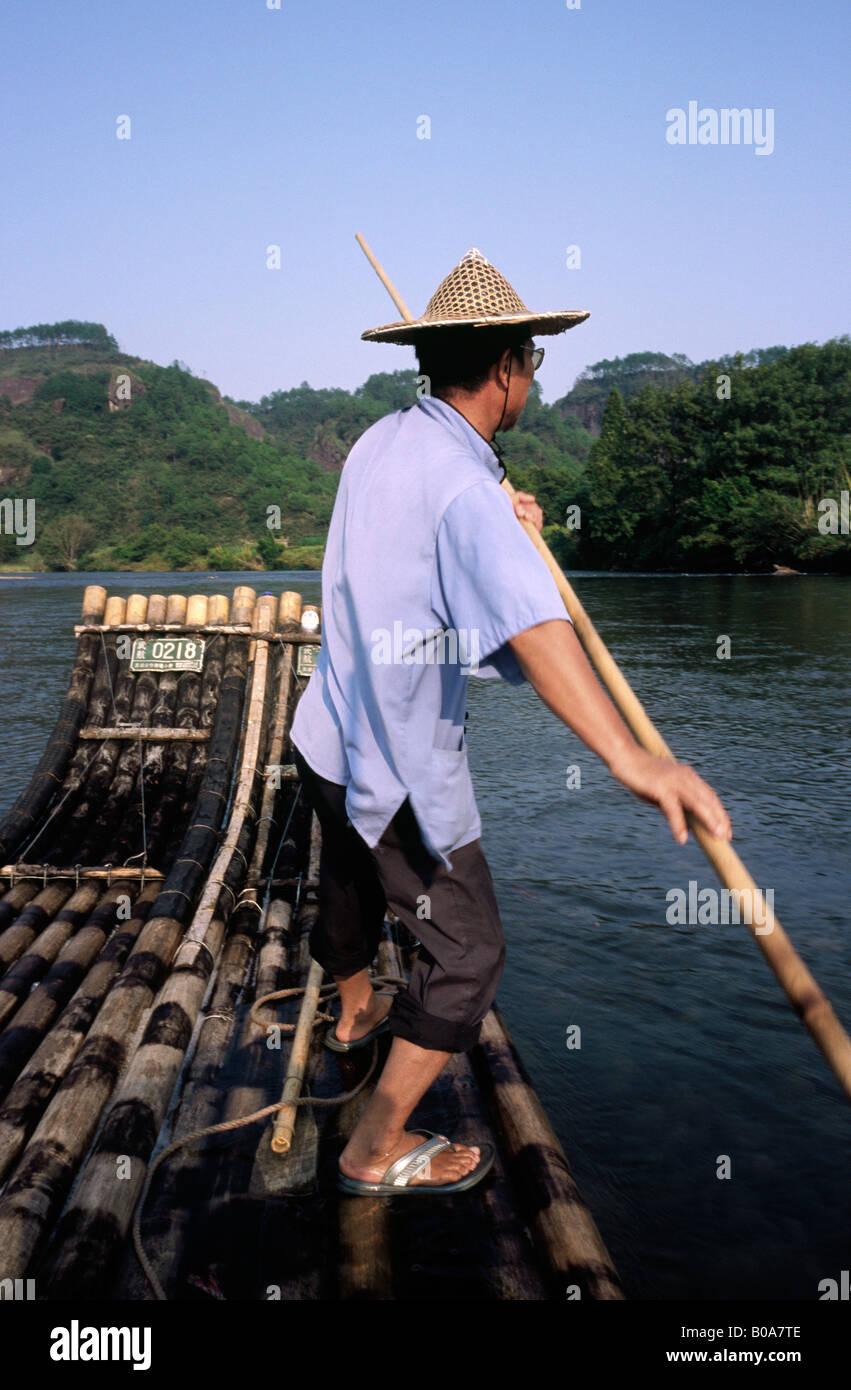 Settembre 19, 2006 - Puntone su nove curve fiume Jiuqu (Xi) a Wuyishan parco nazionale in cinese della provincia del Fujian. Foto Stock